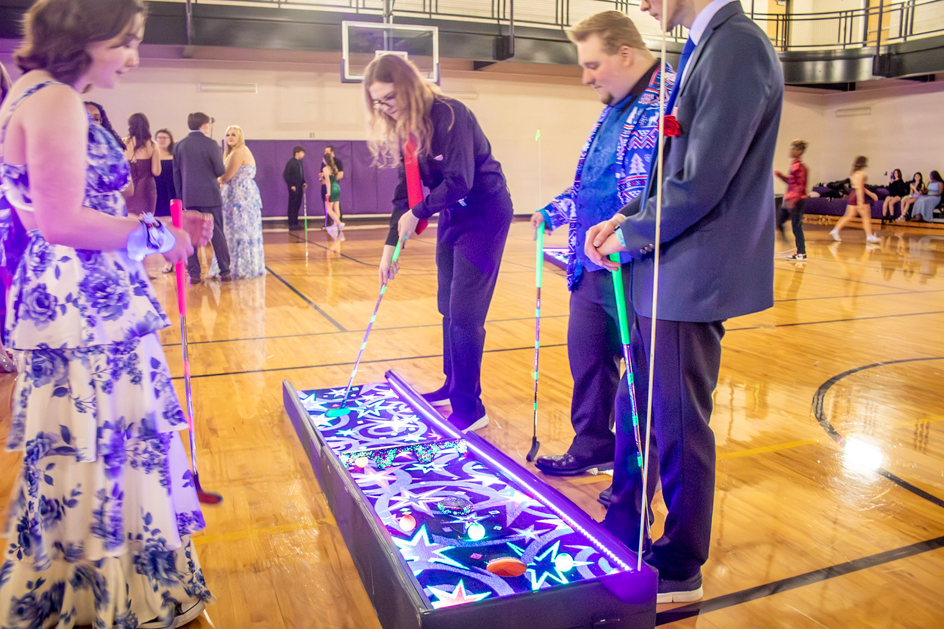 Owen Williams putts at a tough hole with his friends at the 2026 Winterfest Dance (Photo by Lucas Swartz)