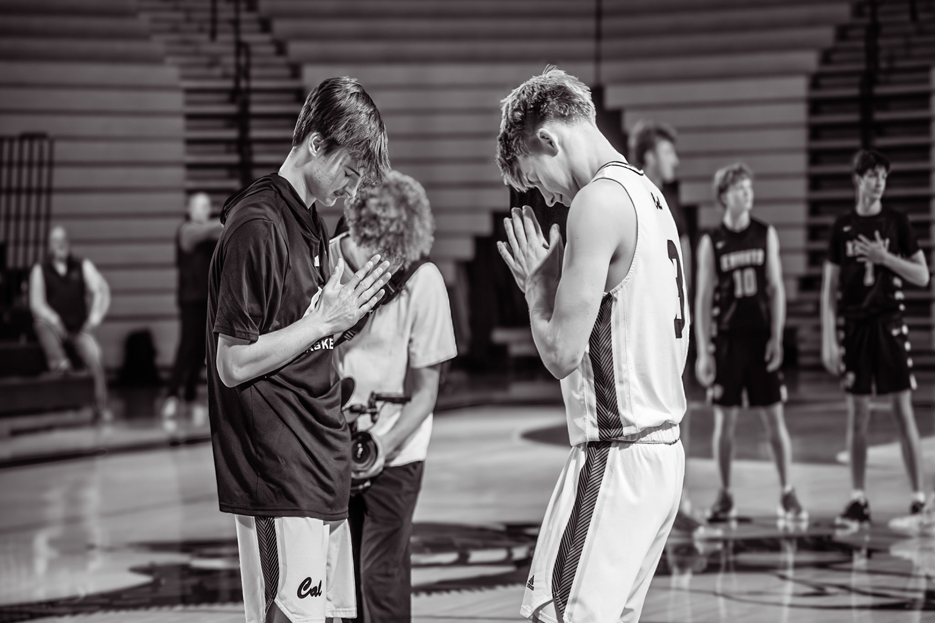 BEFORE THE WHISTLE Jaeger Tidey and Ben Geerdes share their pre-game ritual, taking a moment to focus and get in sync before tip-off. (Photo by Mateus Santos)