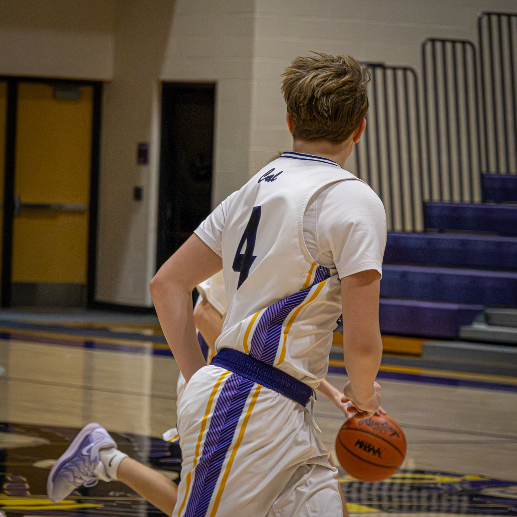 Braden Pratt keeps his eyes on the ball to help his team maintain possession. (Photo by Lena Gesing)