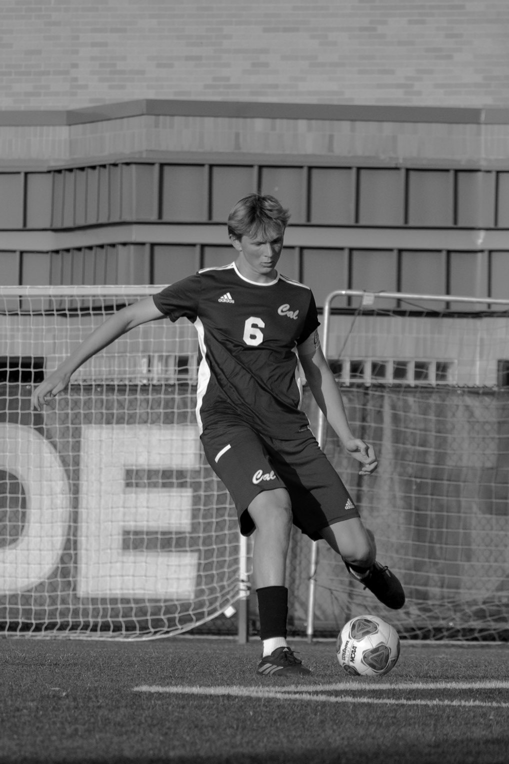 Senior Noah Kaplan prepares to send a long pass across the field. (Photo by Kortney Muller)