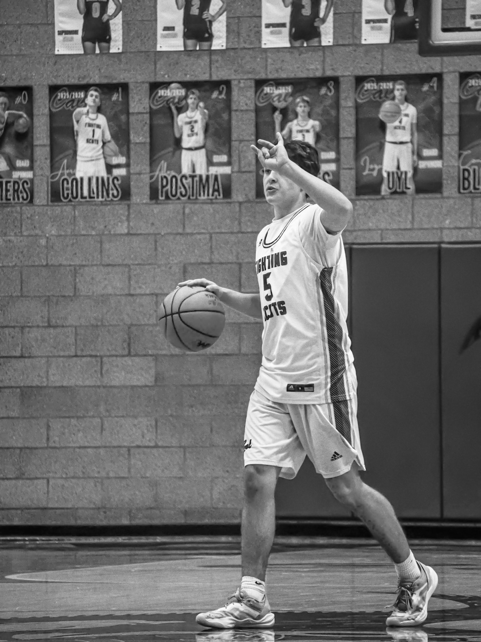 Conner Bloemers signals out a call to his teammates on the court to set a steady pace for them to score. (Photo by Jeremiah Pittman)