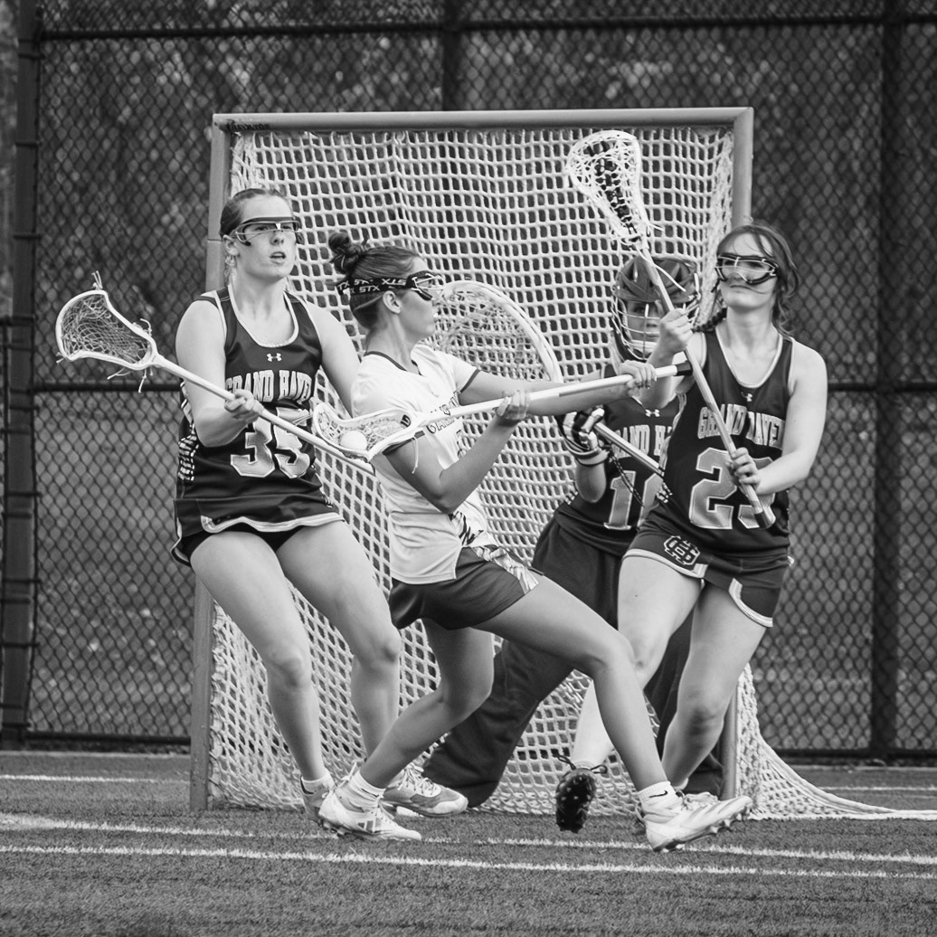 Vivian Fink dishes the ball to teammate Keira Paalman after drawing defenders. (Photo by Keira Marshall)