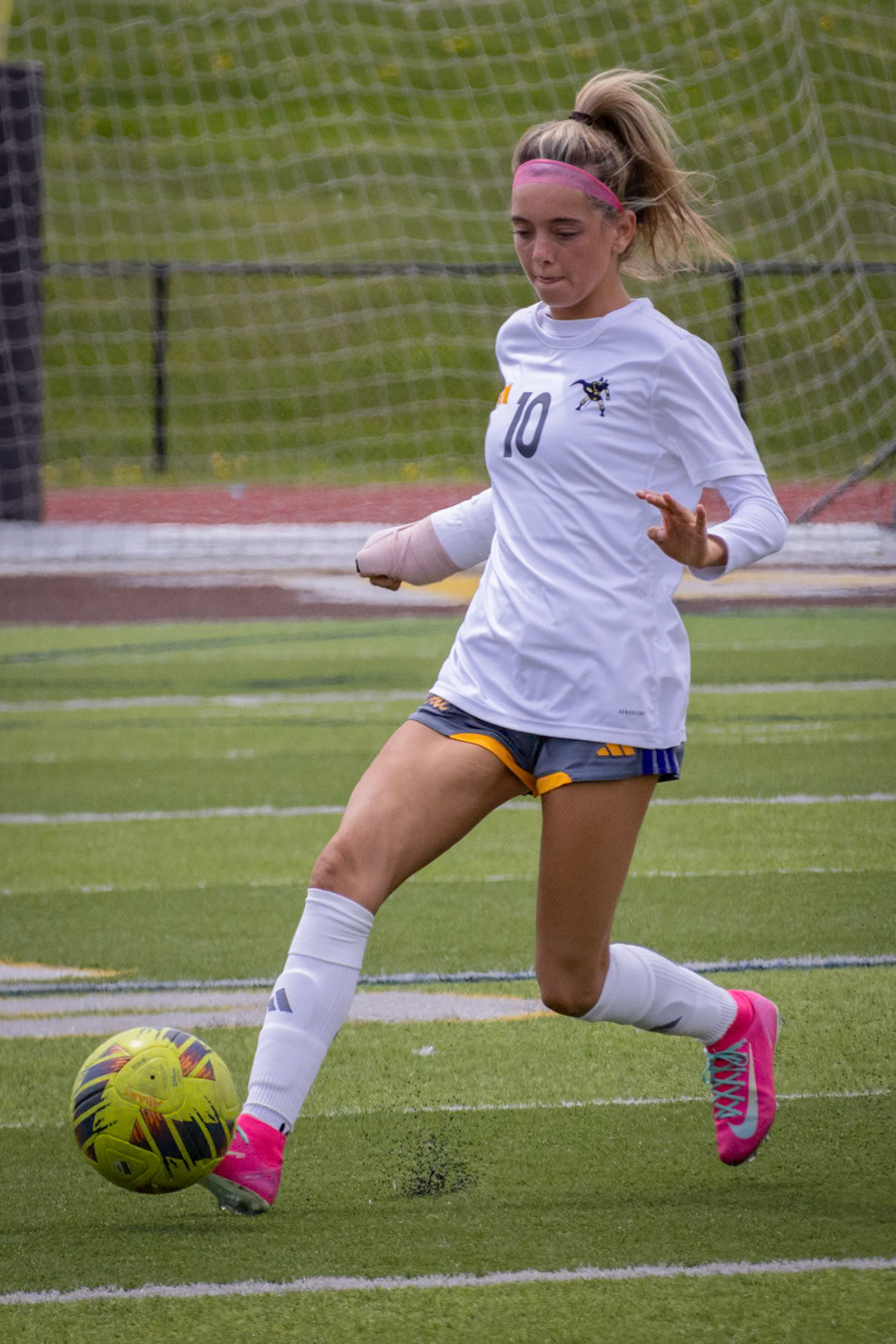 Maya Terryn wins the ball looking where to pass it (Photo by Leah Hileman).