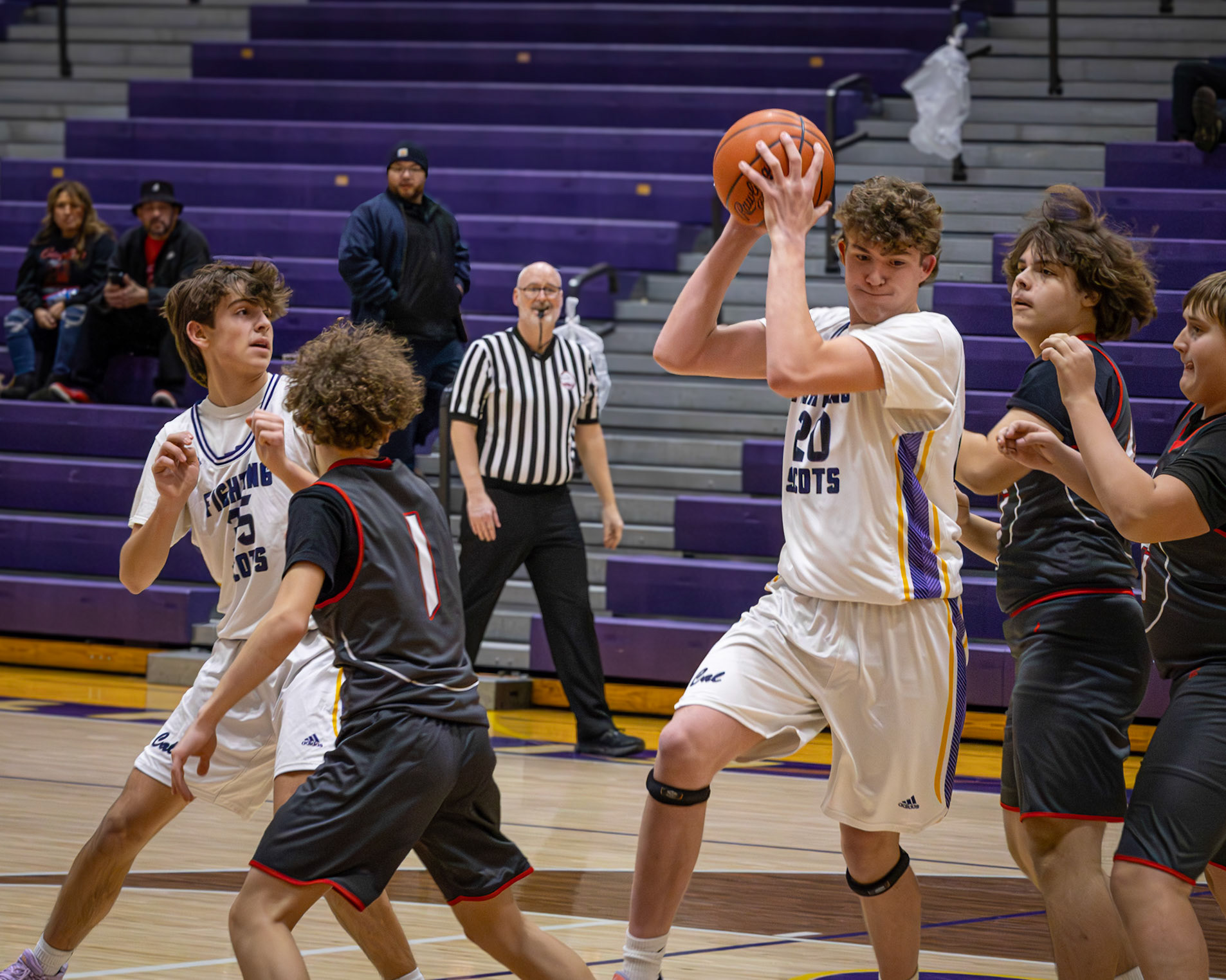 Caleb Roskiewicz succesfully defends the ball. (Photo by Lena Gesing)