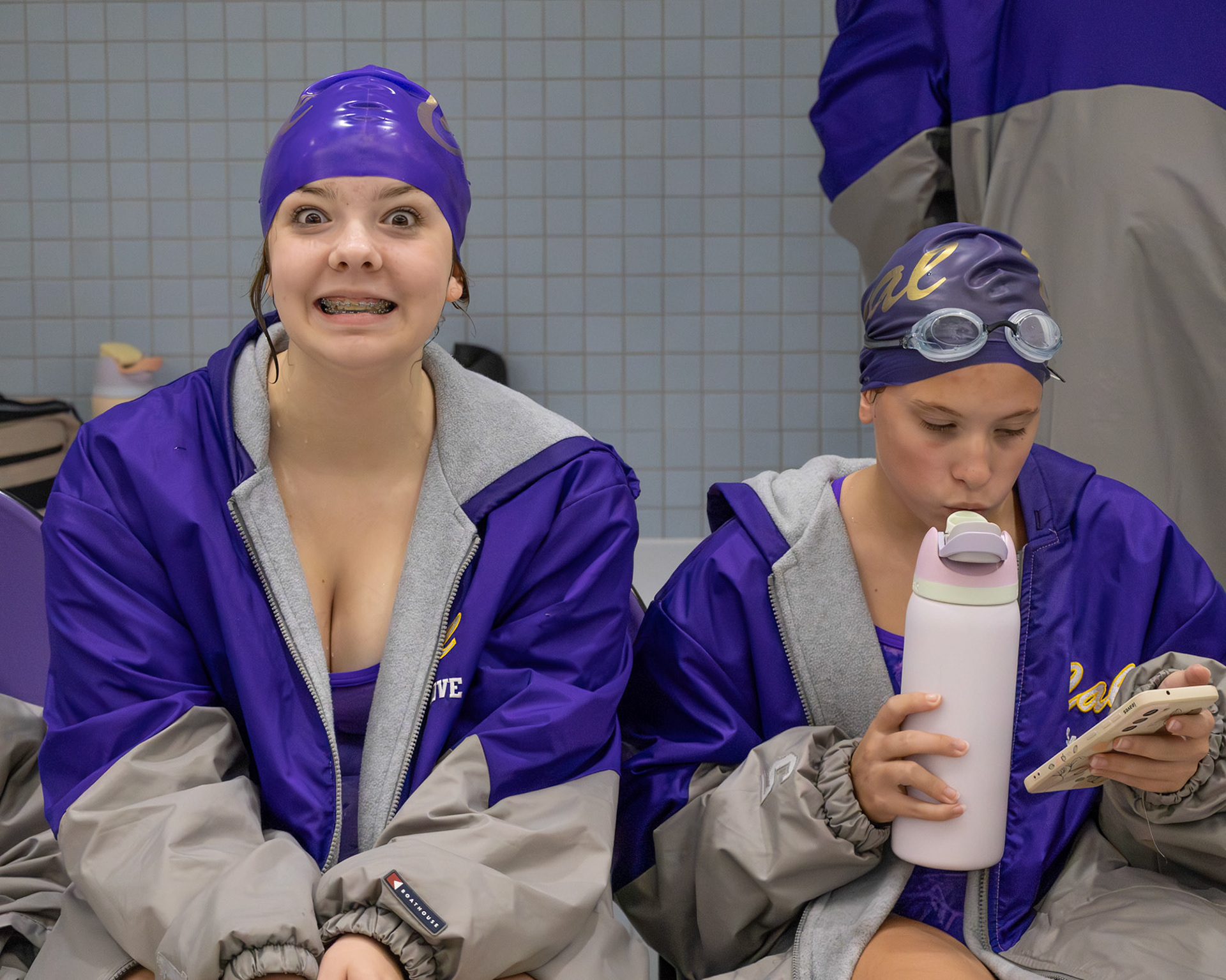 Only good vibes as Kotiee Taylor and Kimberlie Watson chill between events. (Photo by Lena Gesing)
