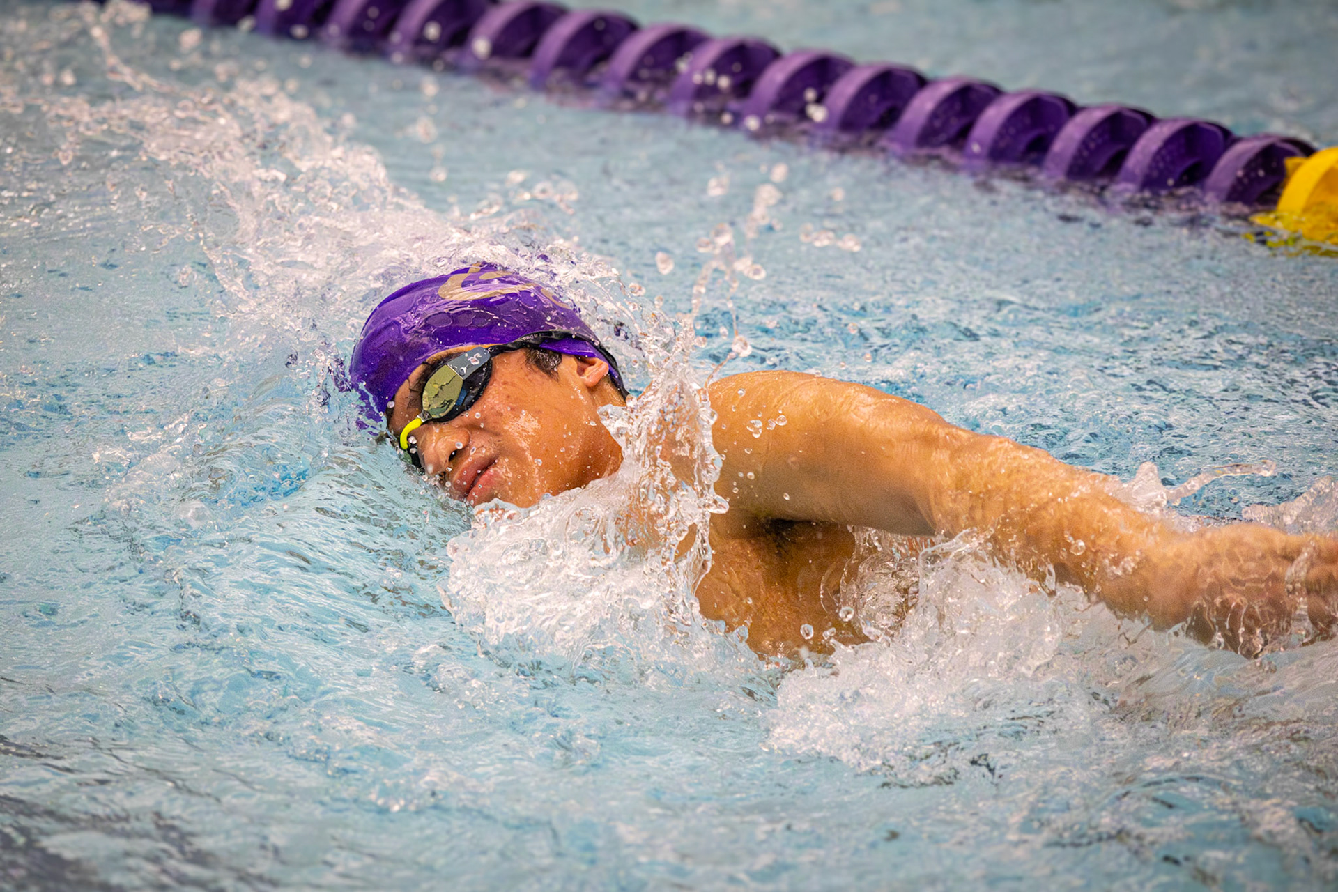 Benjamin Lusaya swims the 500-yard freestyle, making the long distance event look effortless. (Photo by Hailey Thayer)