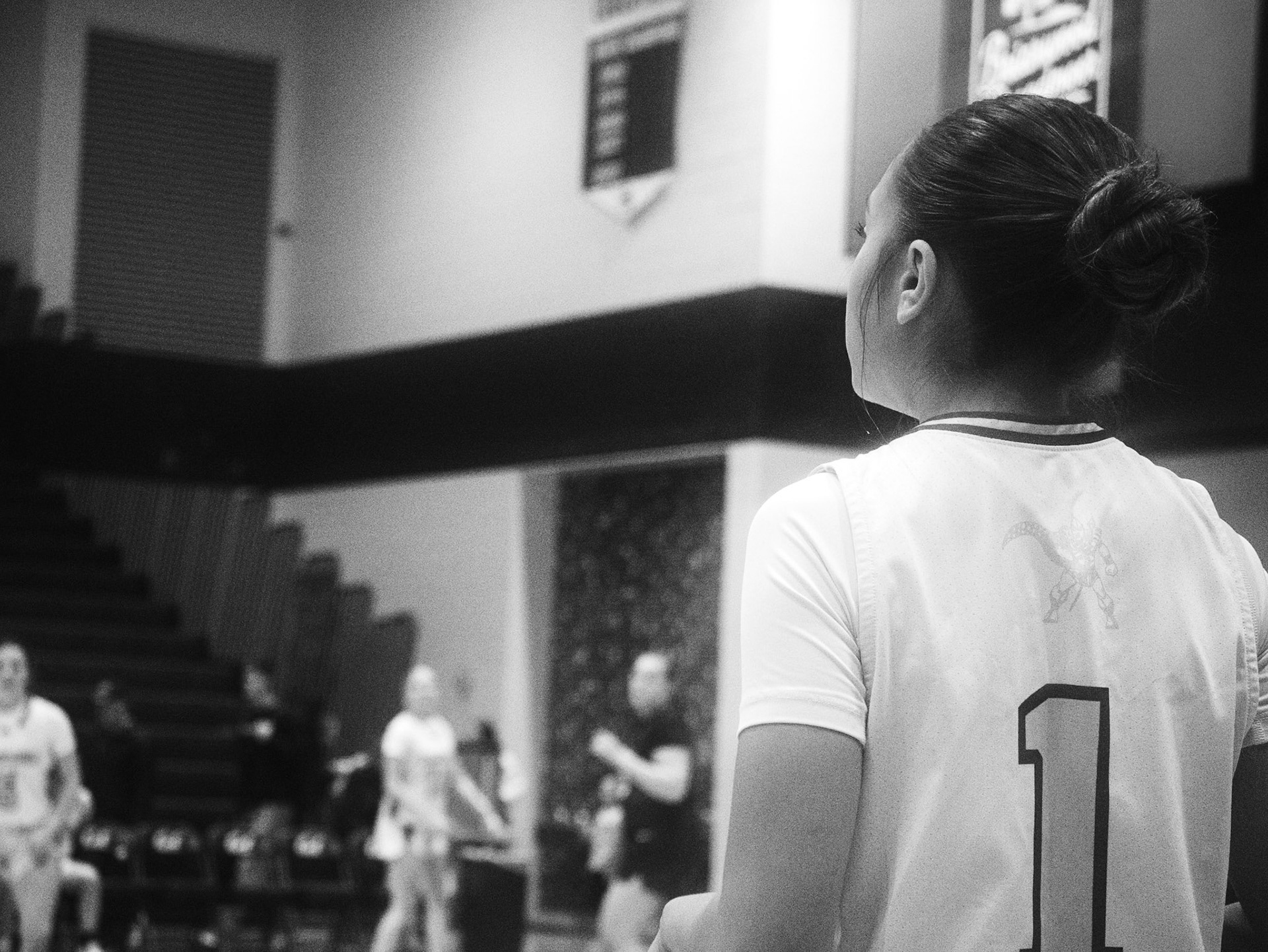 Braylee Tep takes in the crowd before diving back into the game. (Photo by Valentina Sosa)