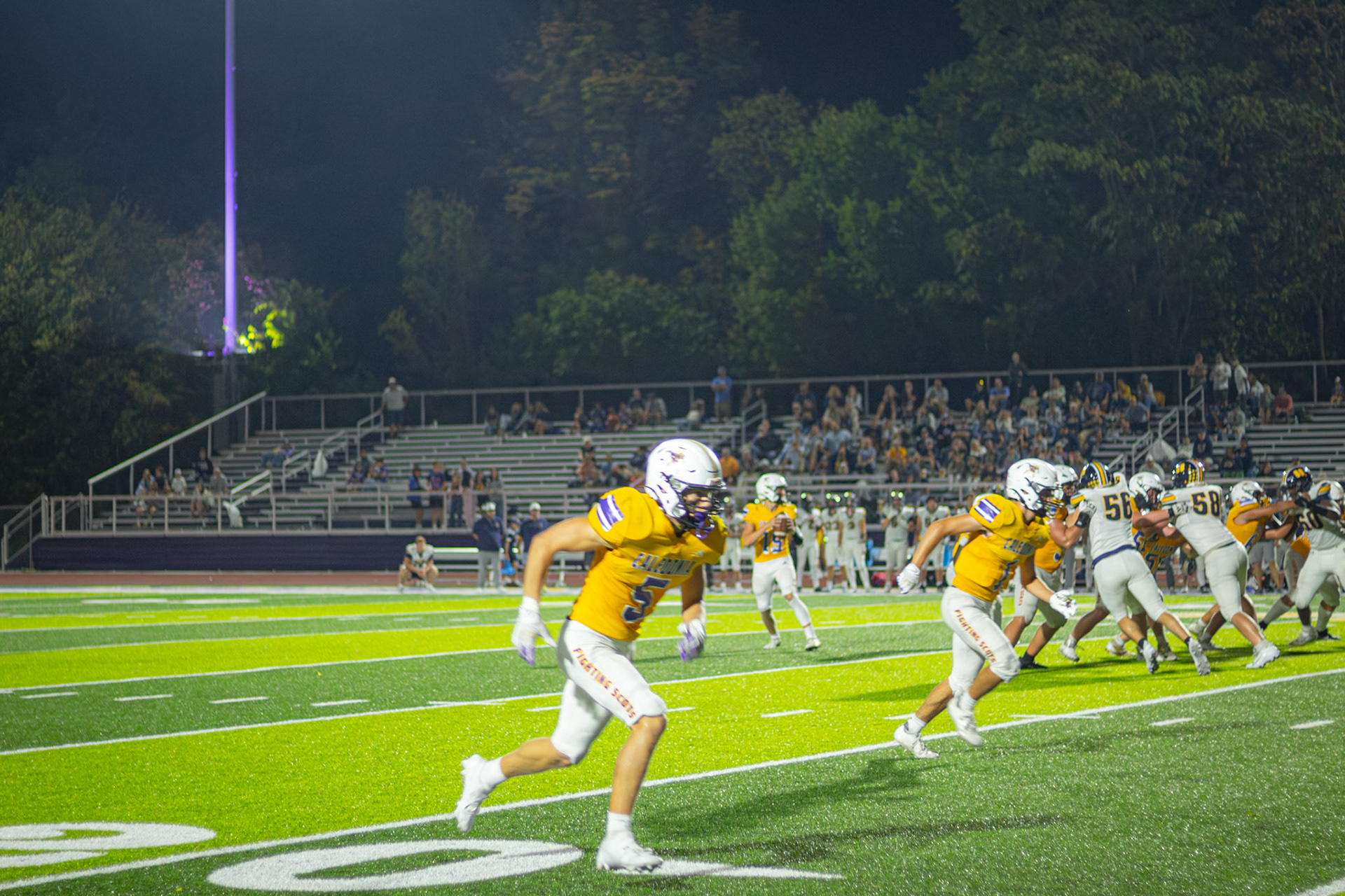 Ben Geerdes prepares to receive a pass from Andrew Hanna. (Photo by Lauren Parker)