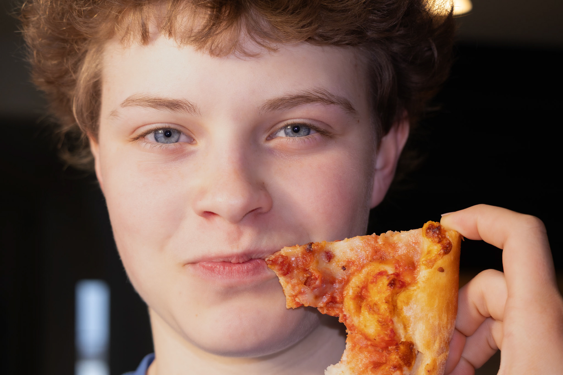 Lilli Ward eating pizza at the team banquet. (Photo by Vega Almazan Quesada)