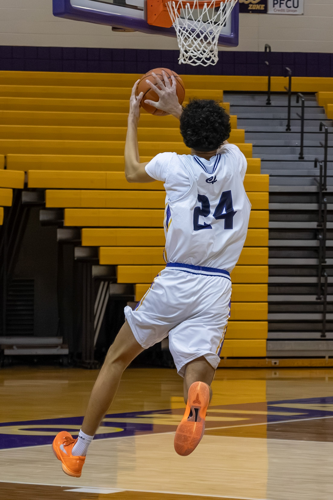 Braydon Nemmers in motion as he sets up to score against the Carrollton Cavs. (Photo by Khloe Lowande)