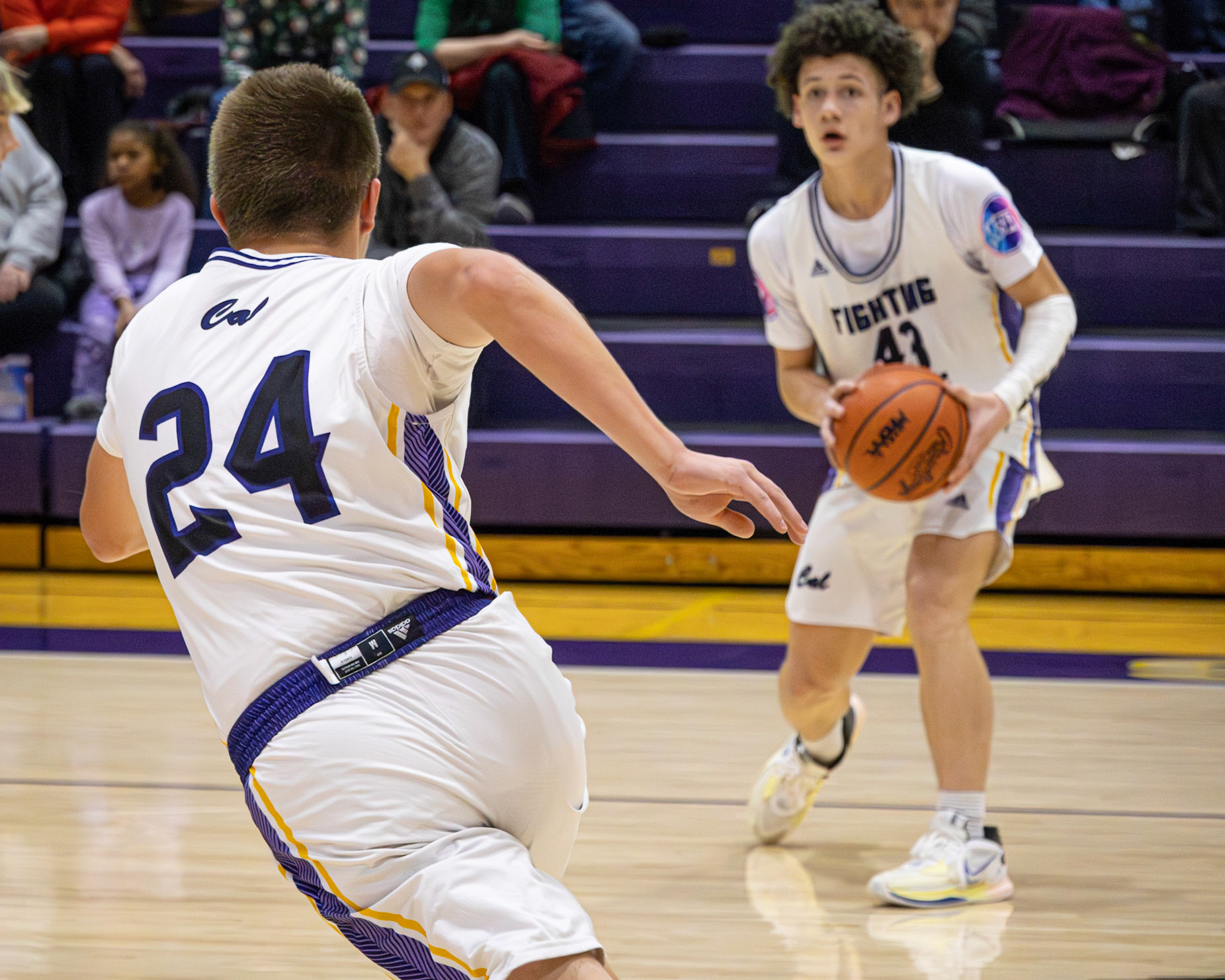 Henry Bytwork runs to receive the pass from his teamate Level Dunn. (Photo by Elsha Bytwork)