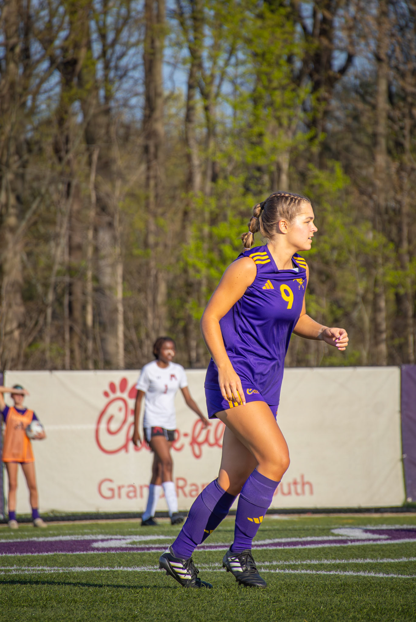 Focused, Estella Finkbeiner watches and waits, ready for the perfect pass to come her way. (Photo by Aibree Akers)