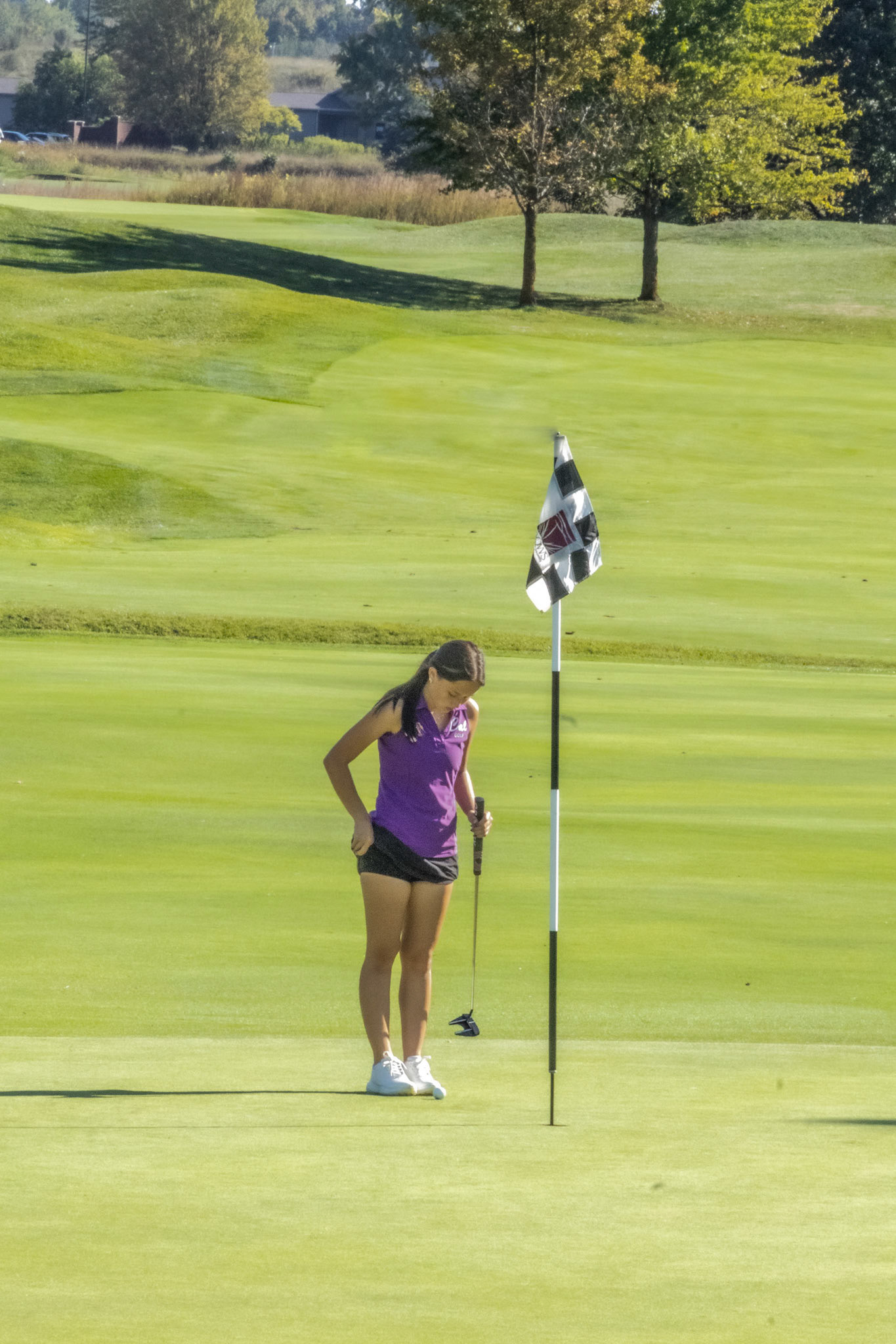 Senior Katie Honhart prepares for a tap-in to secure par. (Photo by Ryder Born)