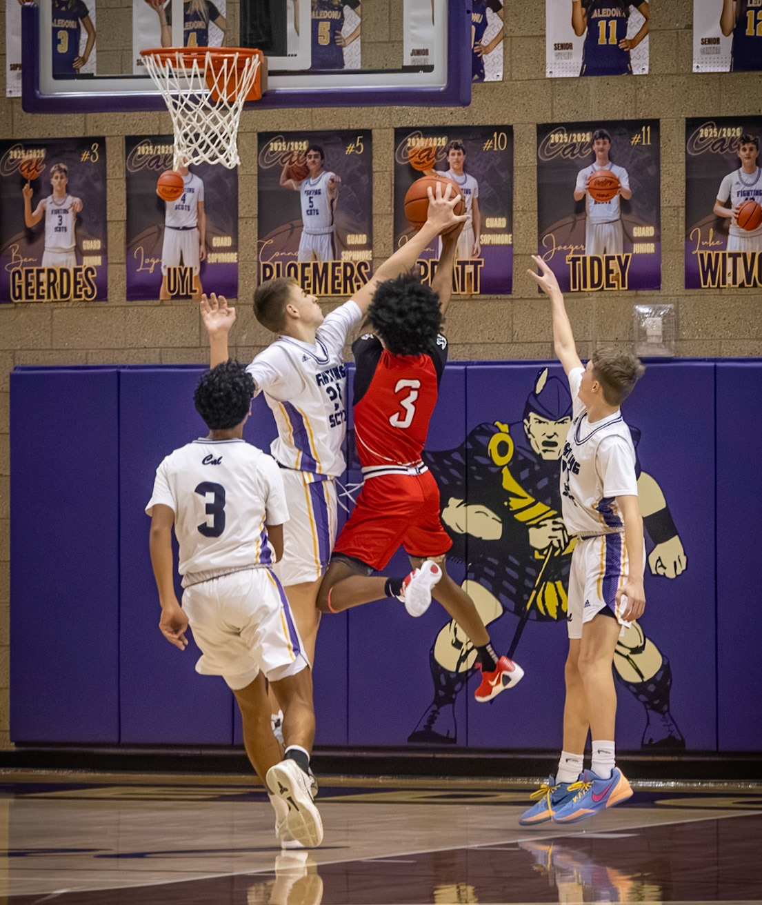 Sutton Smith defending his home court. (Photo by Khloe Lowande)