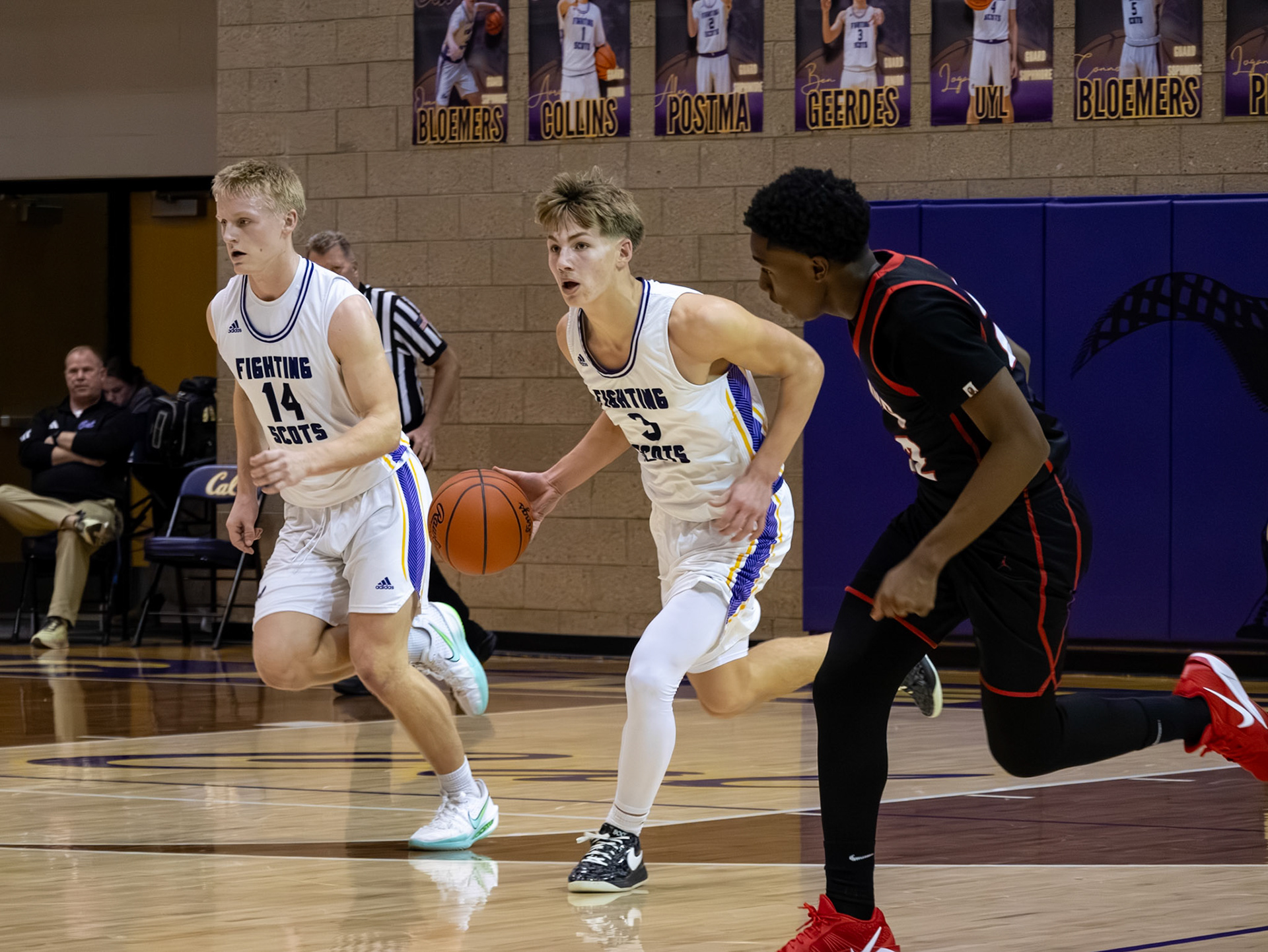 Lincoln Senti and Ben Geerdes stratigically make their way down the court trading the ball back and forth. (Photo by Khloe Lowande)