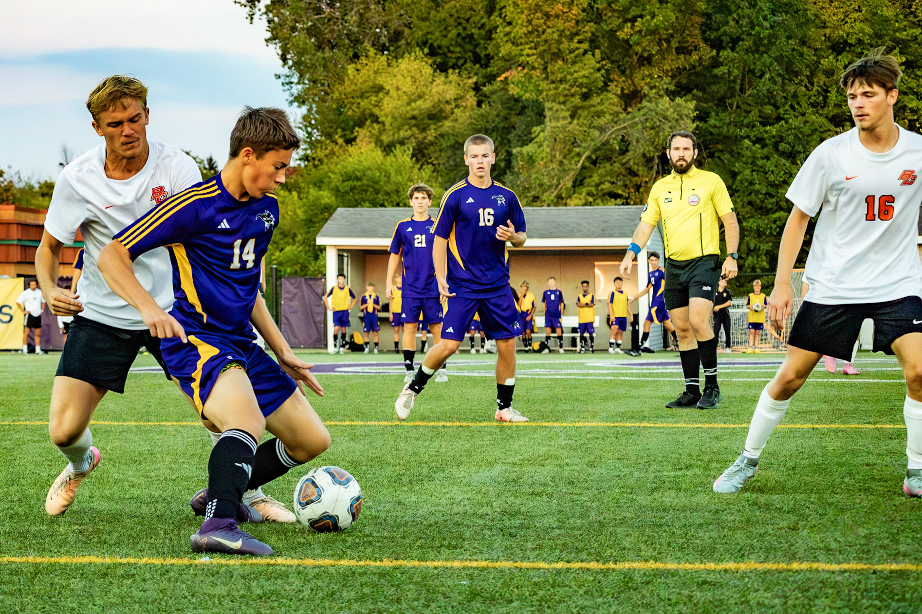 SLIPPING BY. Lincoln Snow uses a body feint to get past defenders near the sideline.(Photo by Clayton Palmer)