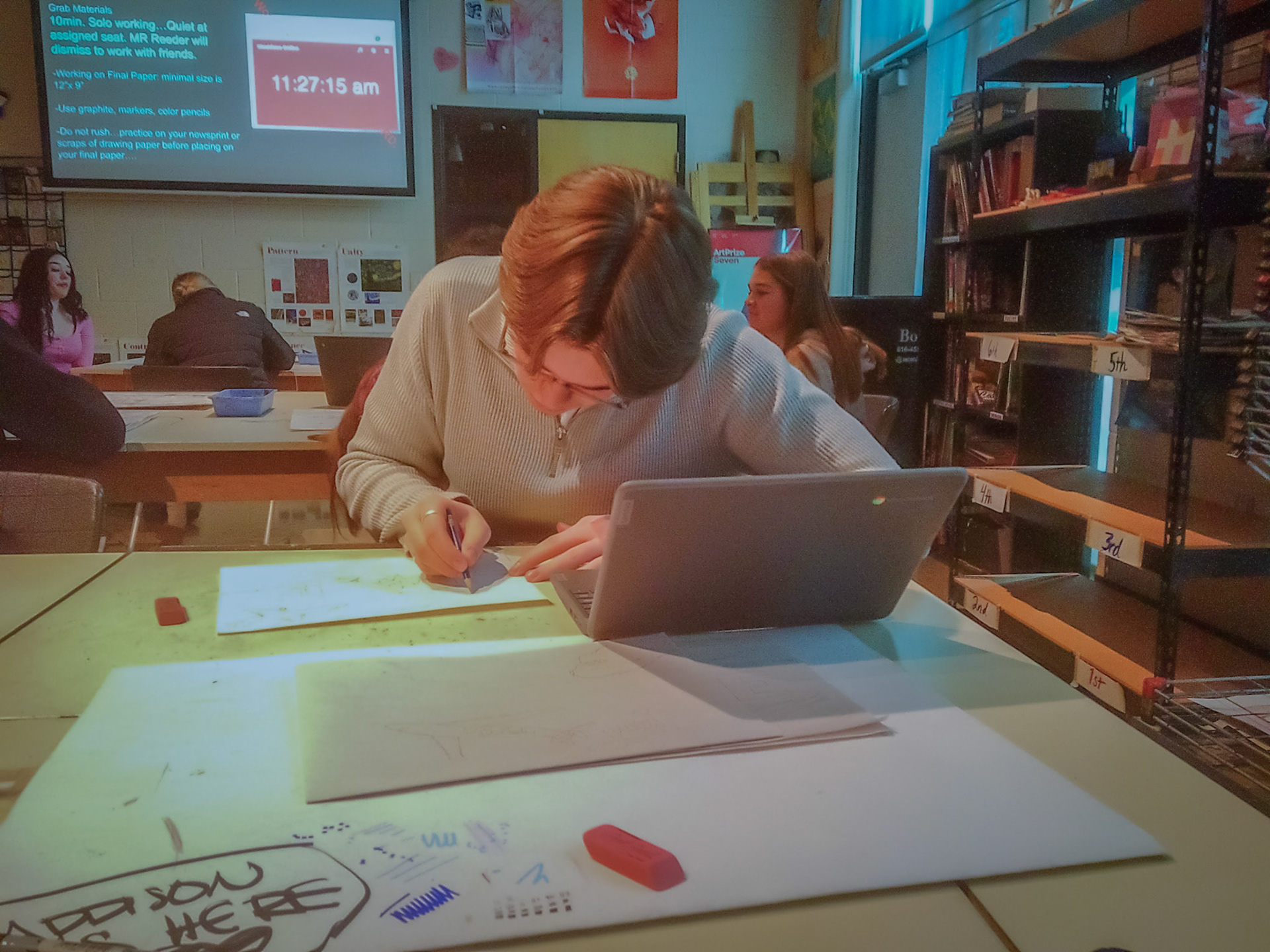 Swedish exchange student Love Lindqvist enjoys drawing in Open Studio Art. (Photo by Vega Almazan Quesada)