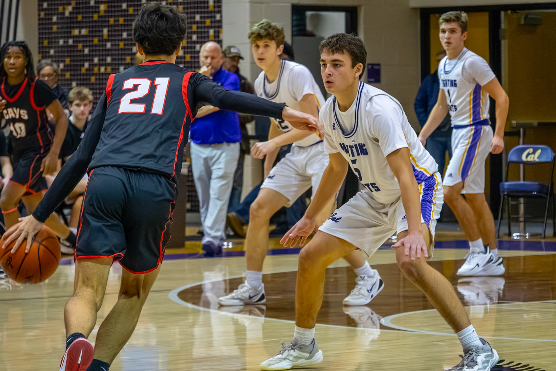 Connor Bloemers defends his home court with relentless defense and focus. (Photo by Khloe Lowande)