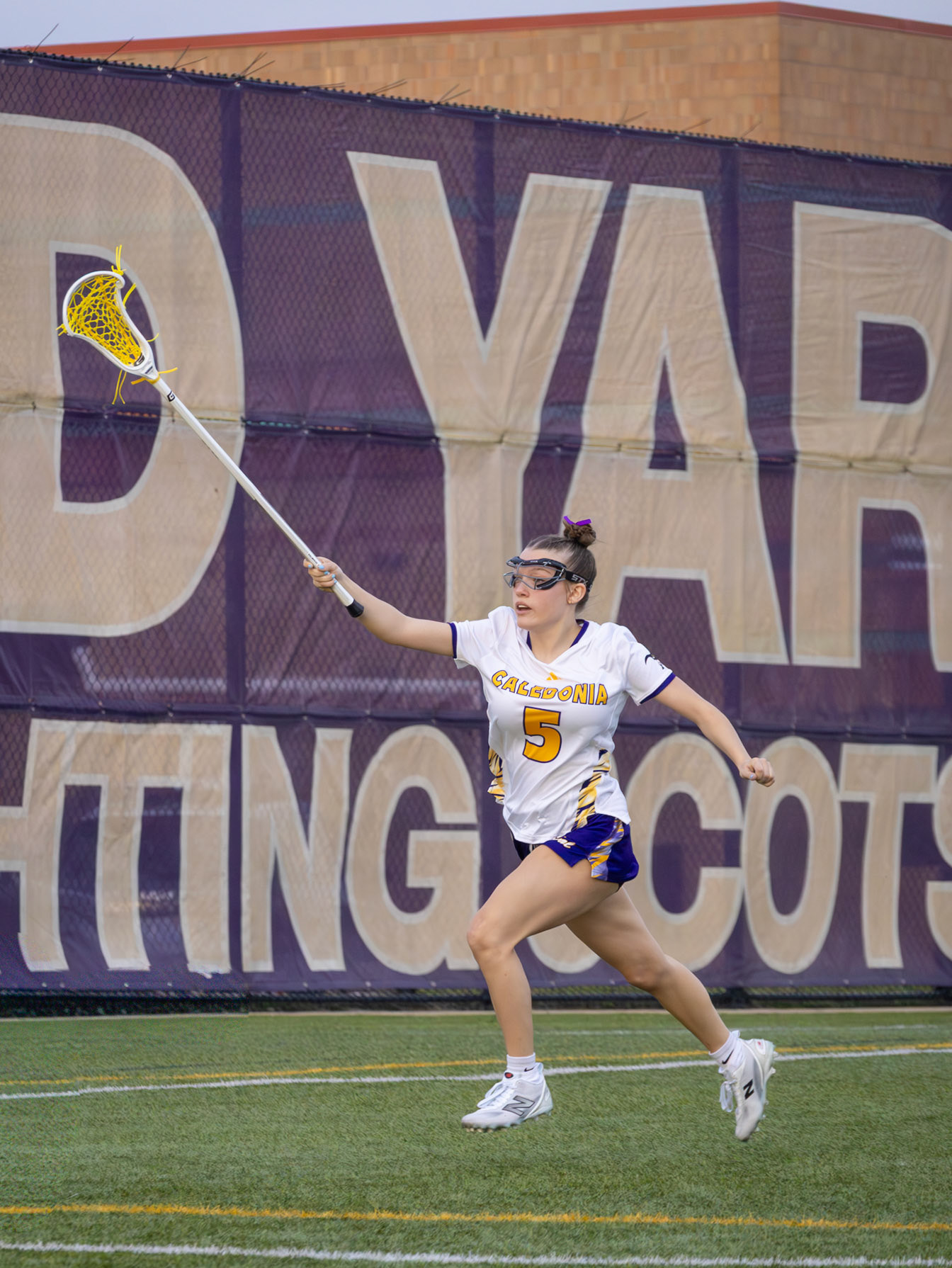 Makenzie Elmore rushes to win possession of the ball. (Photo by Keira Marshall)