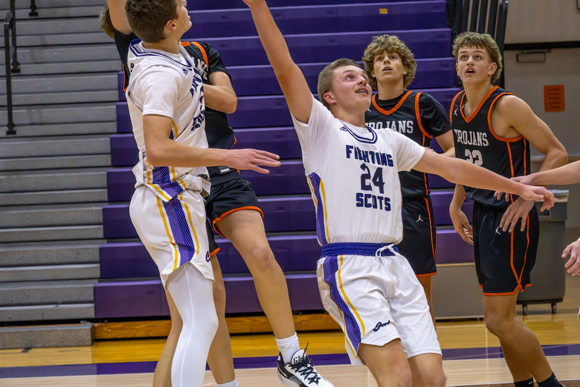 Henry Bytwork has the ball, jumping to make the shot. (Photo by Elsha Bytwork)