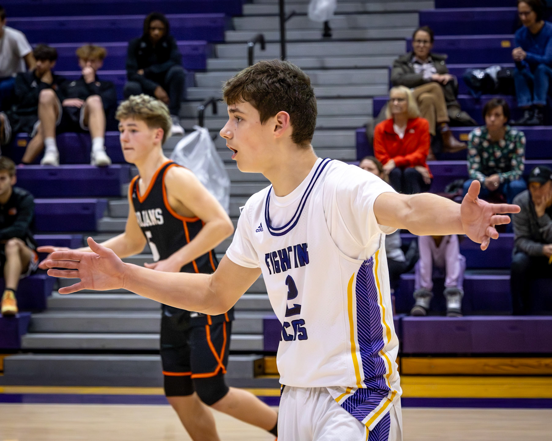Austin Guider signals he's open for the pass. (Photo by Elsha Bytwork)