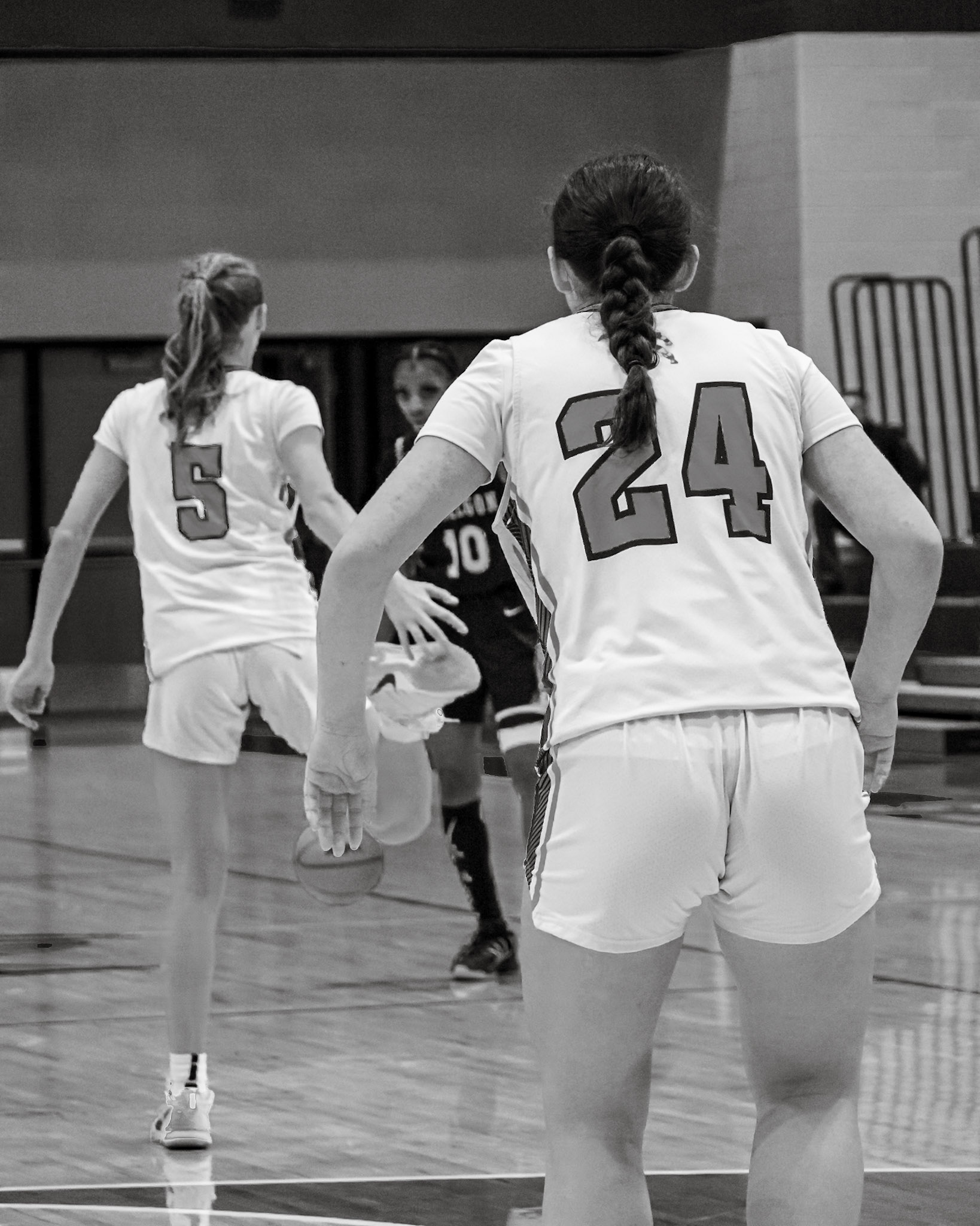 Reese Abbott and Isabella Palmitier prepare to defend. (Photo by Taya Penoes)