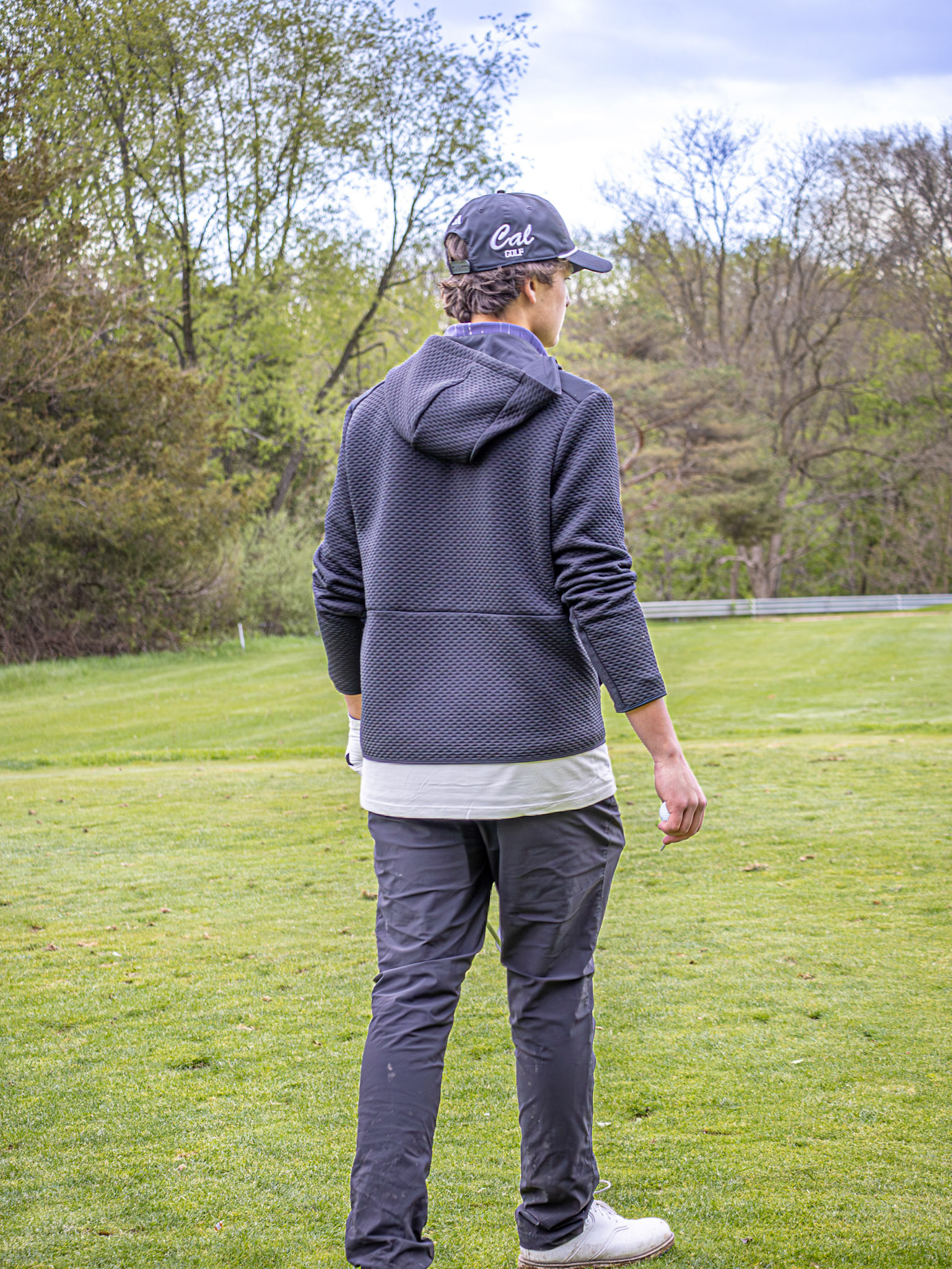Connor Bloemers walks onto the tee box before his shot. (Photo by Aaron Pyper)