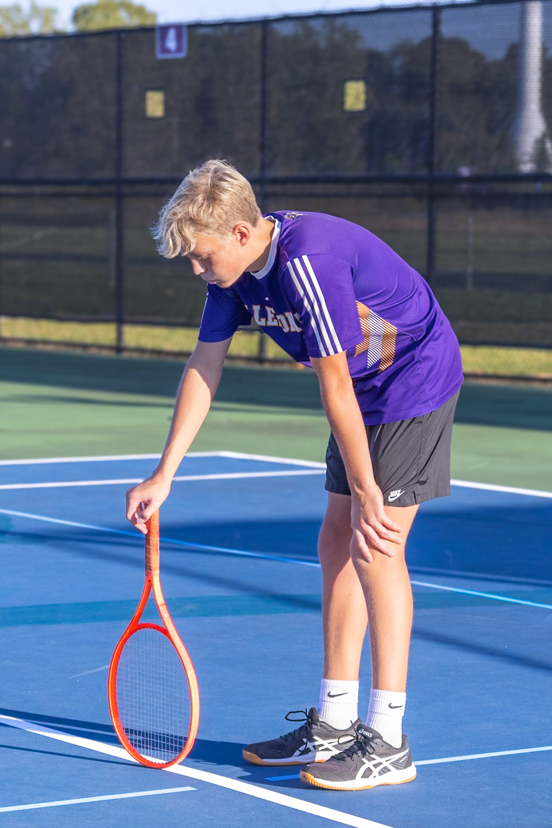 Aiden Jansma takes a breath after a long set and gets mentally prepared for the next set. (Photo by Justin Harper)