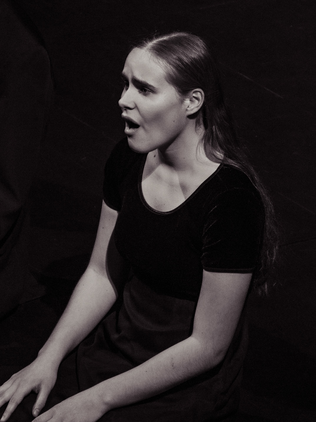 Addison Cook performs a solo with composed presence, her voice warm and consistent. (Photo by Valentina Sosa)