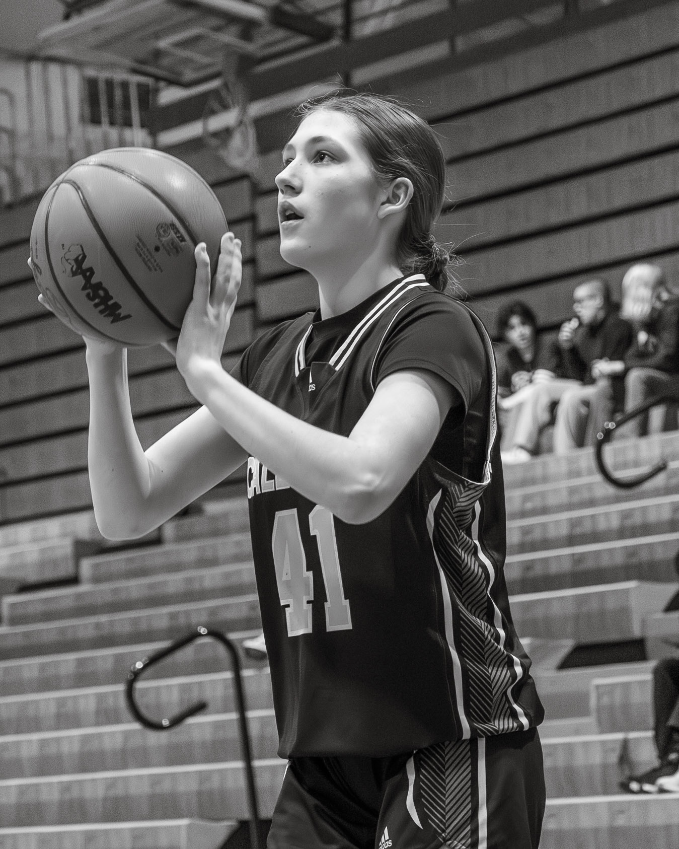 Maddison Triebel prepares to shoot for the freshmen team. (Photo by Vega Almazan Quesada)