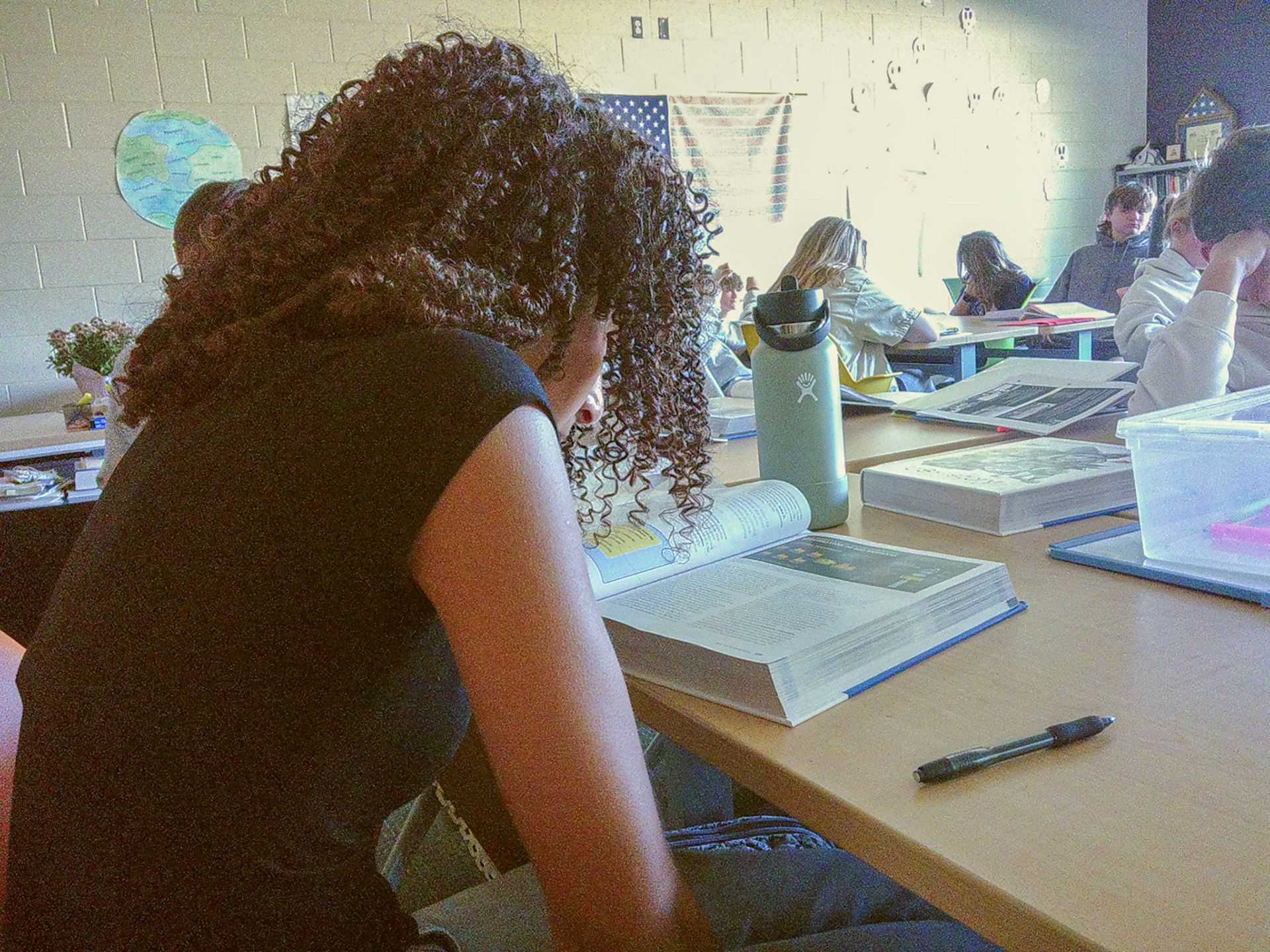 Tiona Sakala reads her American History textbook. (Photo by Brianne Weih)