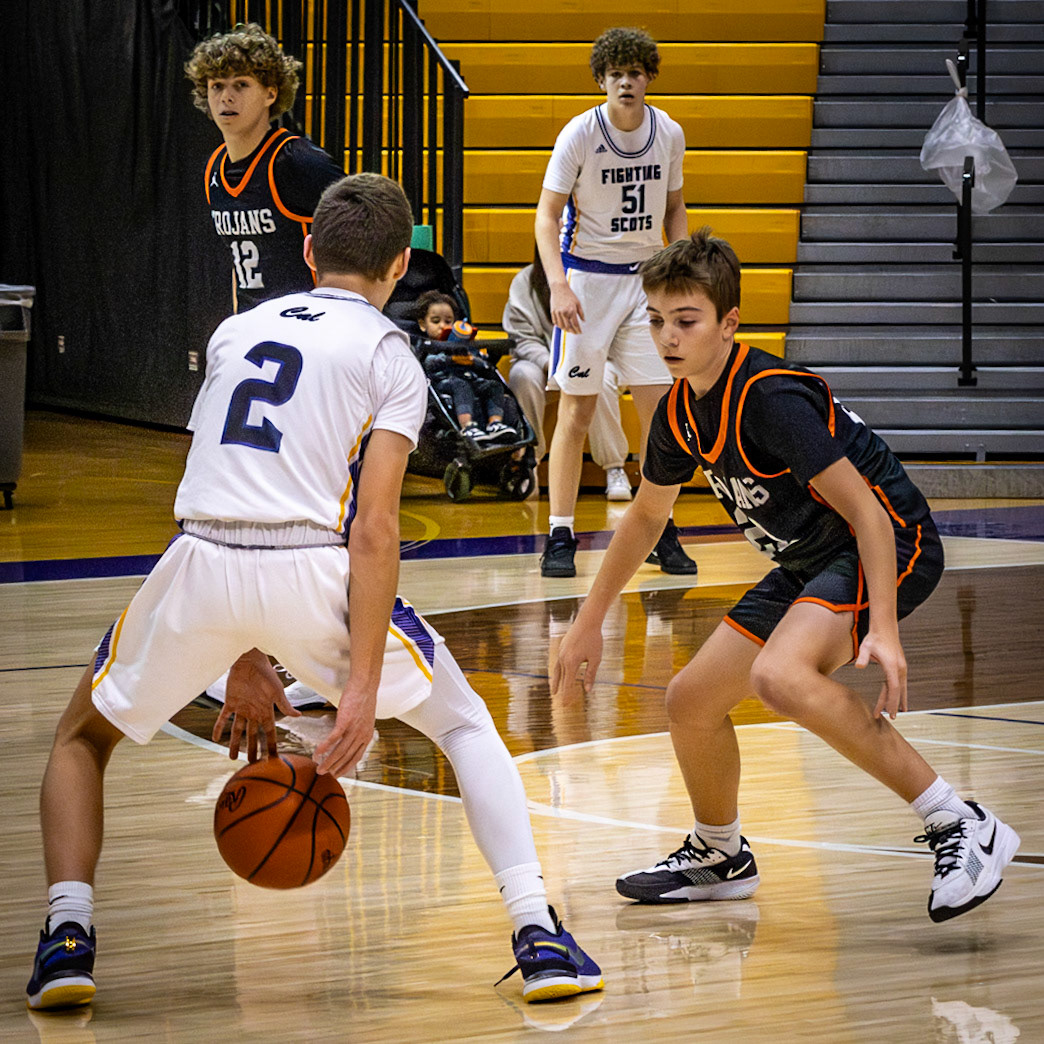 Austion Guider dribbles before passing to Isaiah Smith. (Photo by Elsha Bytwork)