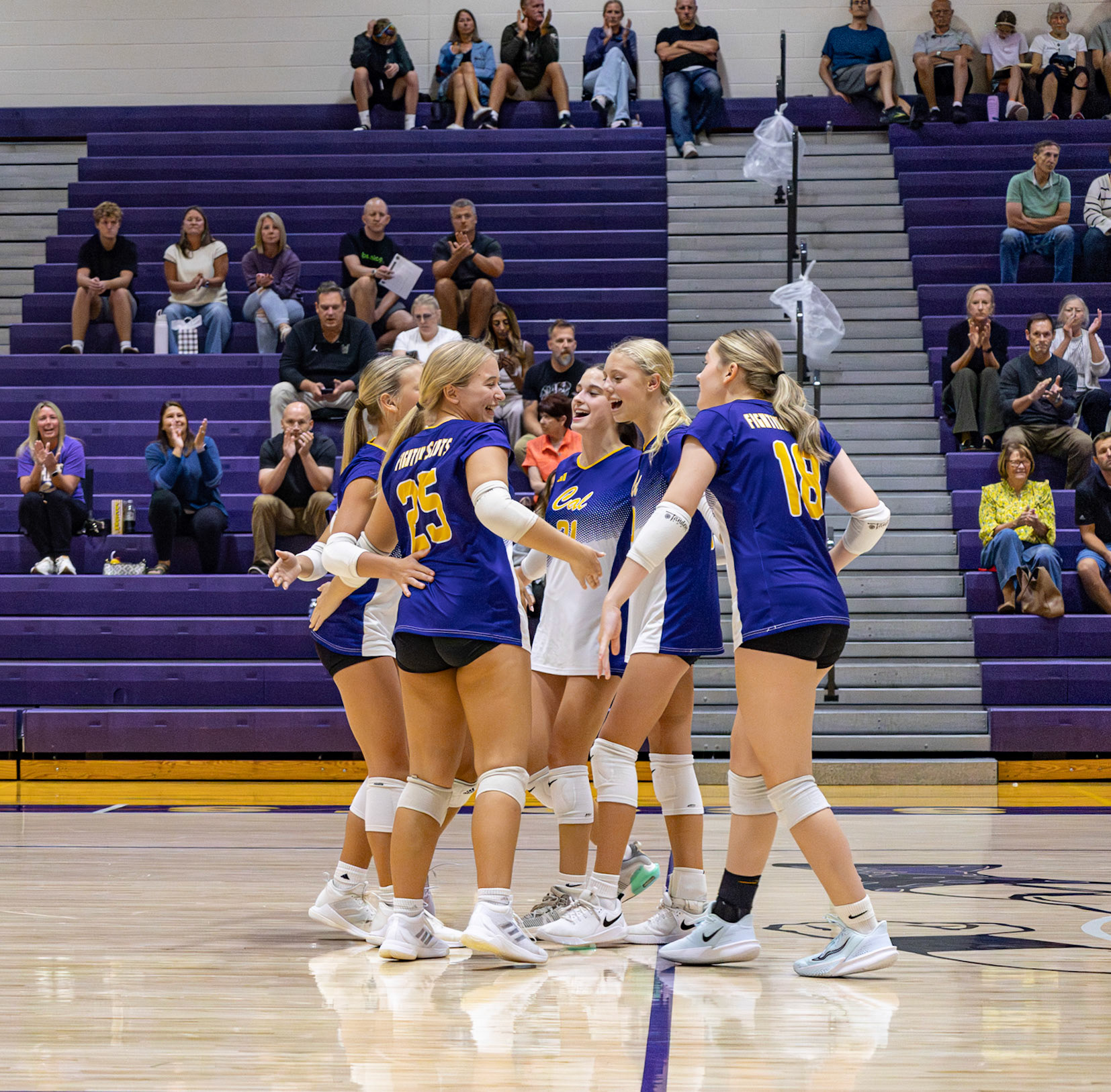 TIE-BREAK TRIUMPH The JV volleyball team erupts after scoring the tie-breaking point against the Reeths-Puffer Rockets. (Photo by Khloe Lowande)
