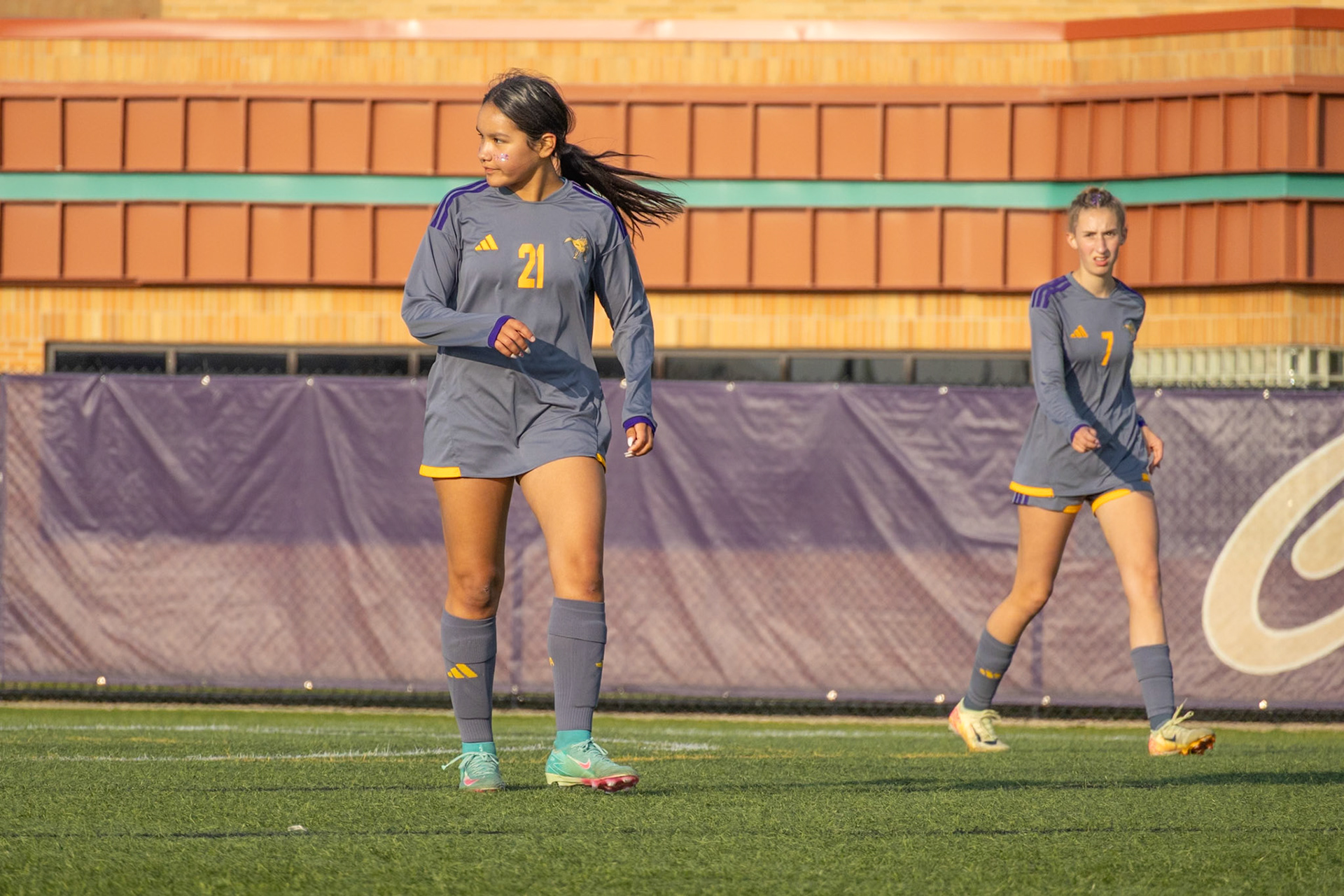 Jazmyn Thompson looks to her left, tracking the ball as it moves across the field. (Photo by Ava LaBine)