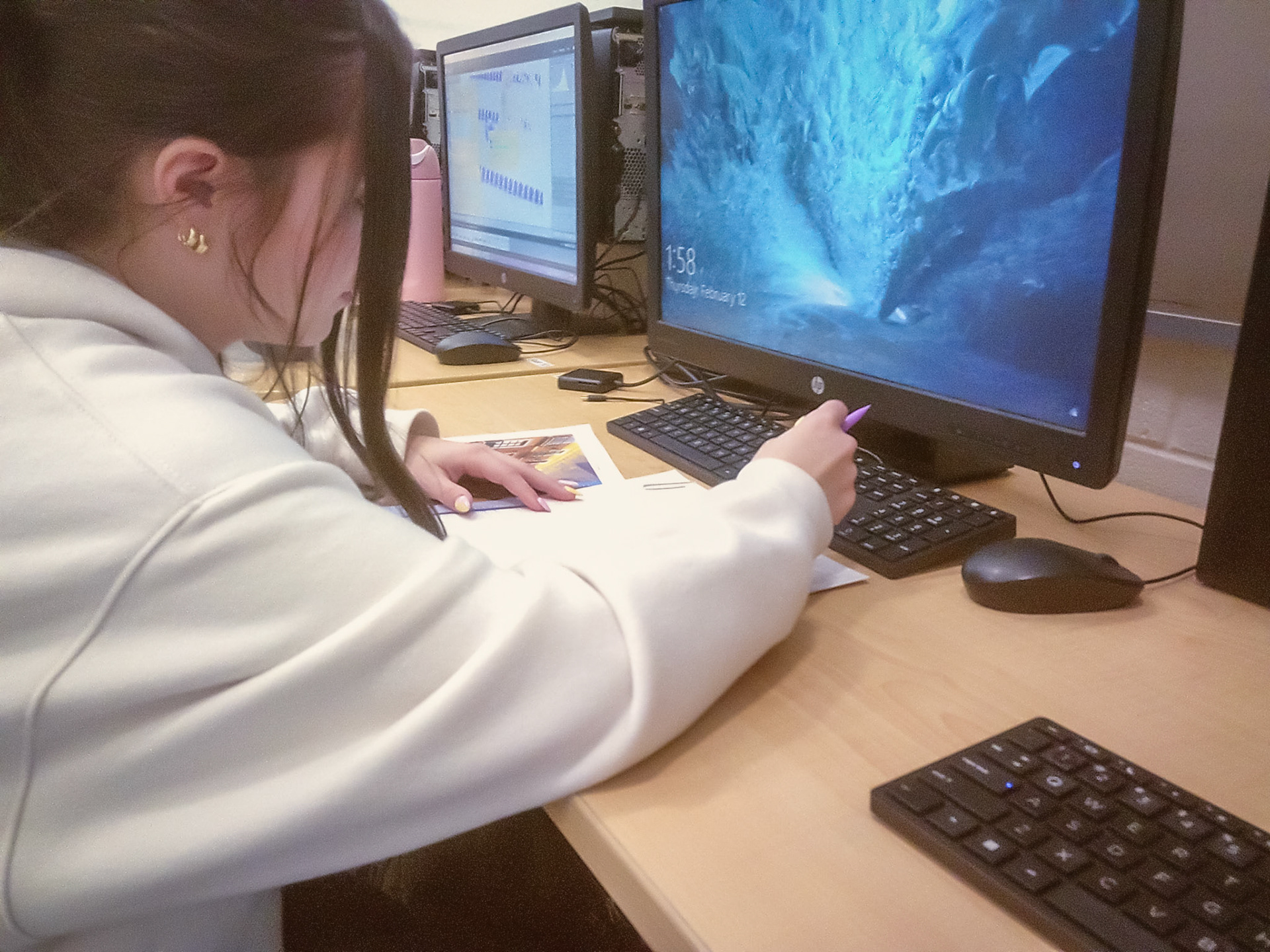 Senior Emily Dark focuses in on her Drawing and Painting work during her free hour. (Photo by Avarey Lippert)