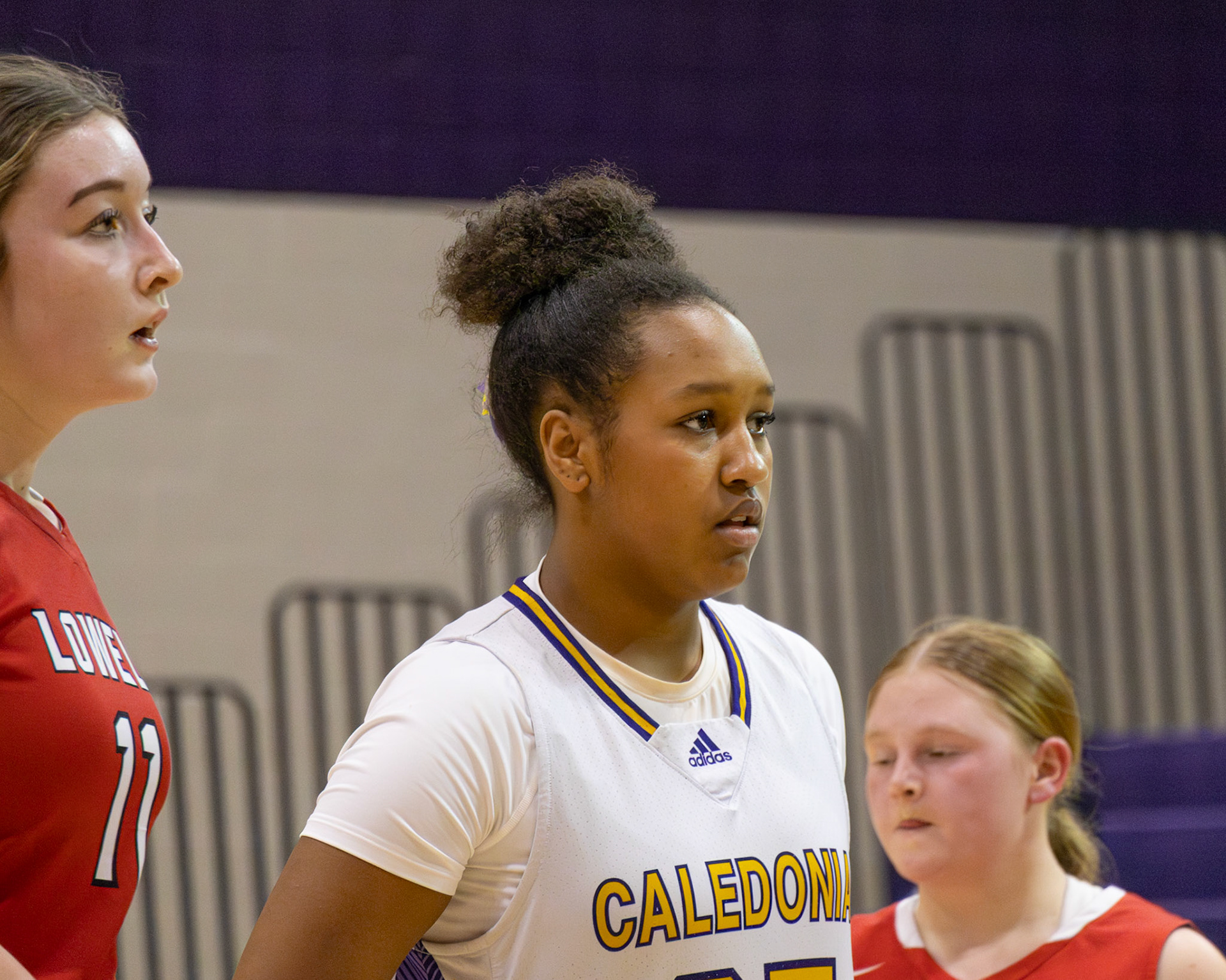 Lydia Toang shows focus and readiness on the court. (Photo by Landry Mueller)