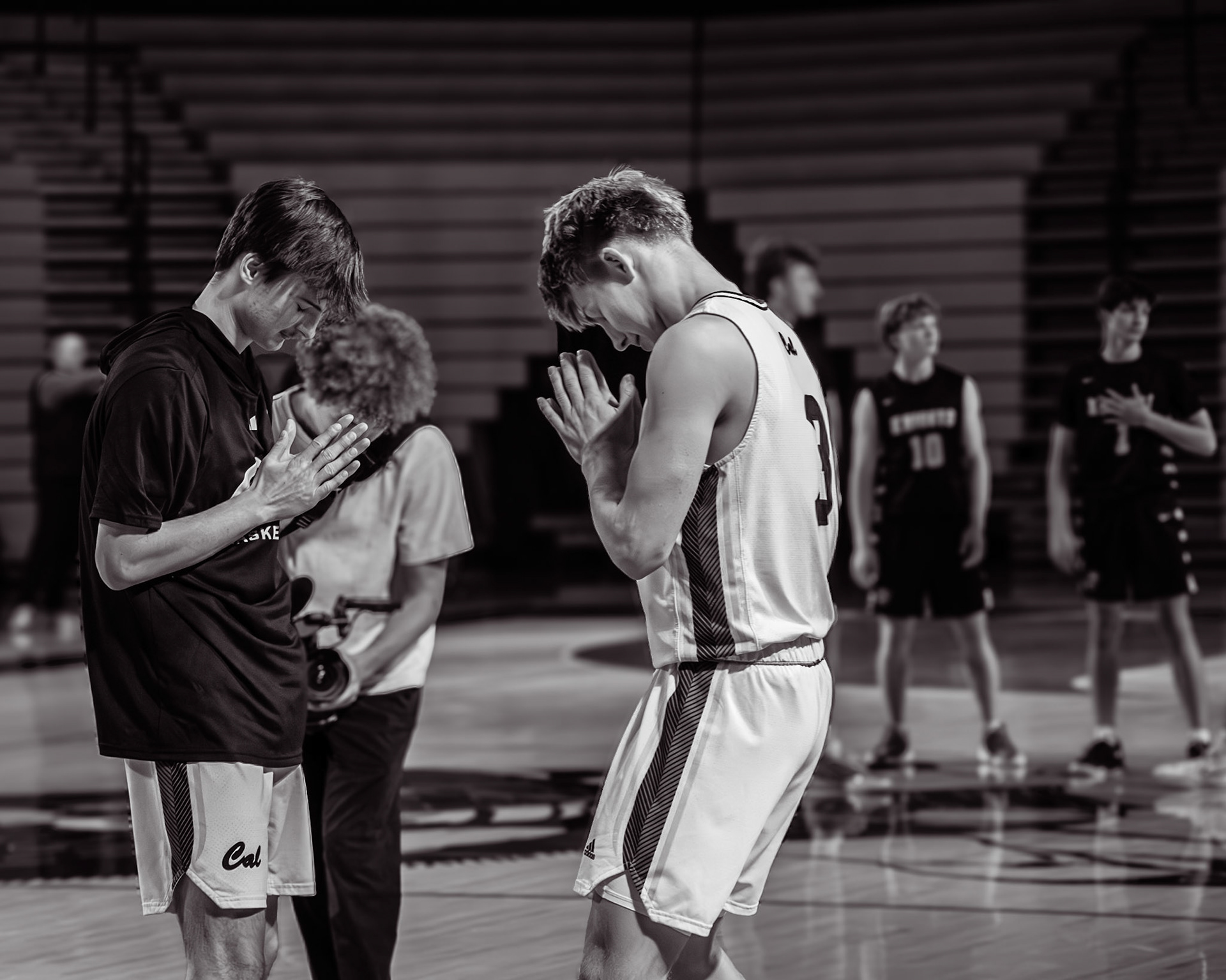 BEFORE THE WHISTLE Jaeger Tidey and Ben Geerdes share their pre-game ritual, taking a moment to focus and get in sync before tip-off. (Photo by Mateus Santos)