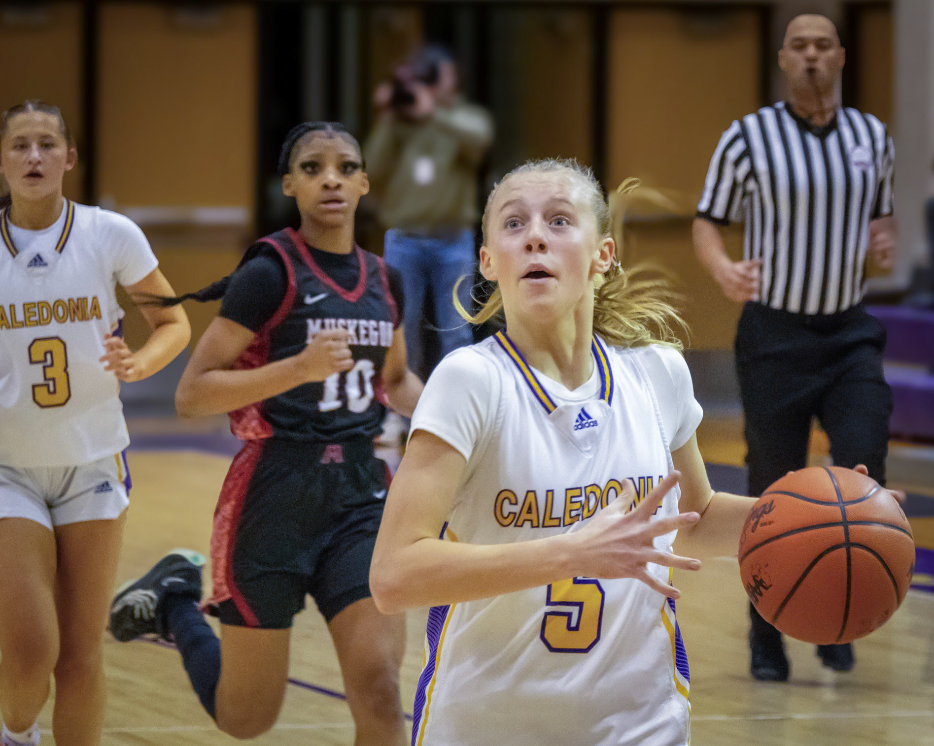 FAST BREAK Reese Abbott drives toward the basket in transition, eyes on the rim as she gathers for a shot with defenders closing in behind her. (Photo by Natalia Teneyuque)