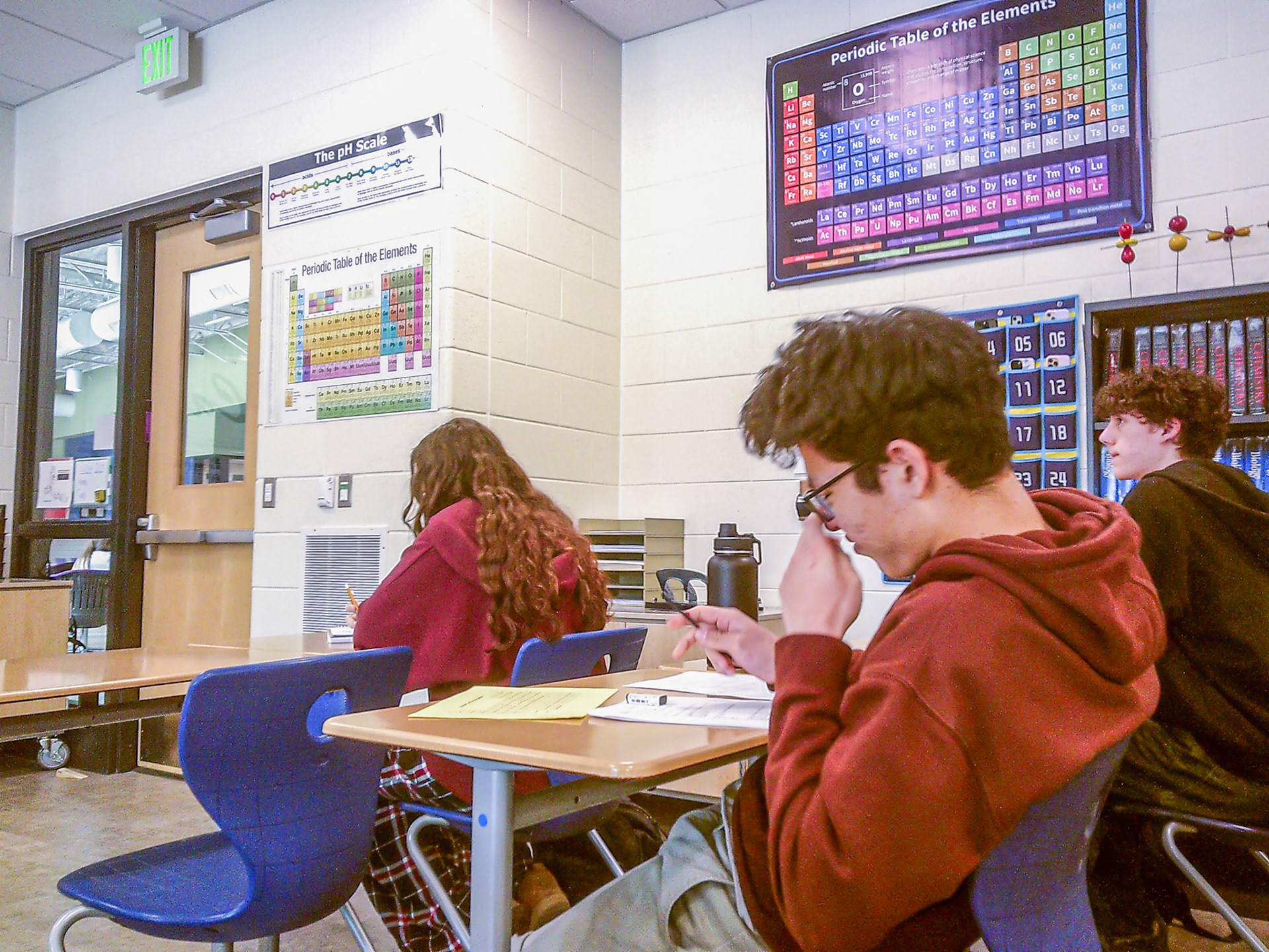 AP Chemistry Senior Valin Barret studies for tomorrow's unit test. (Photo by Lucas Swartz)