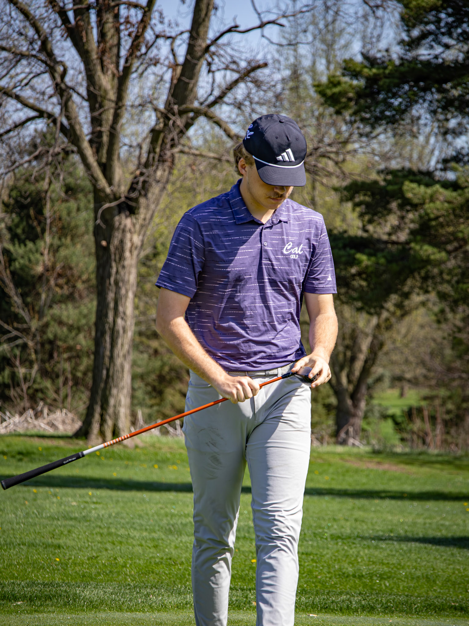 DJ Robinson cleans his hybrid before his shot. (Photo by Aaron Pyper)