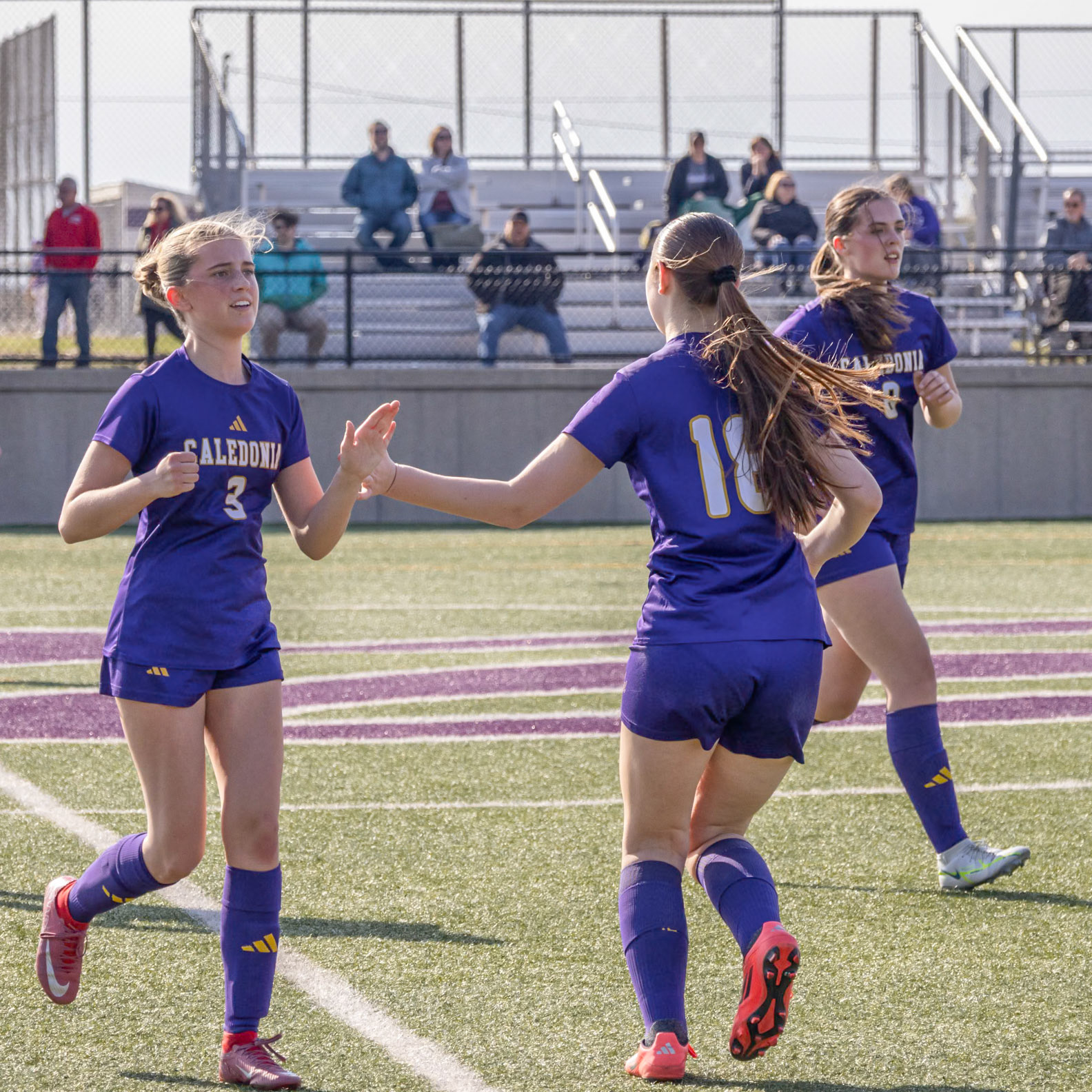 MacKenzi Price subs in for Ava Graham and high-fives her as she exits the field. (Photo by Ella-Grace Wickens)