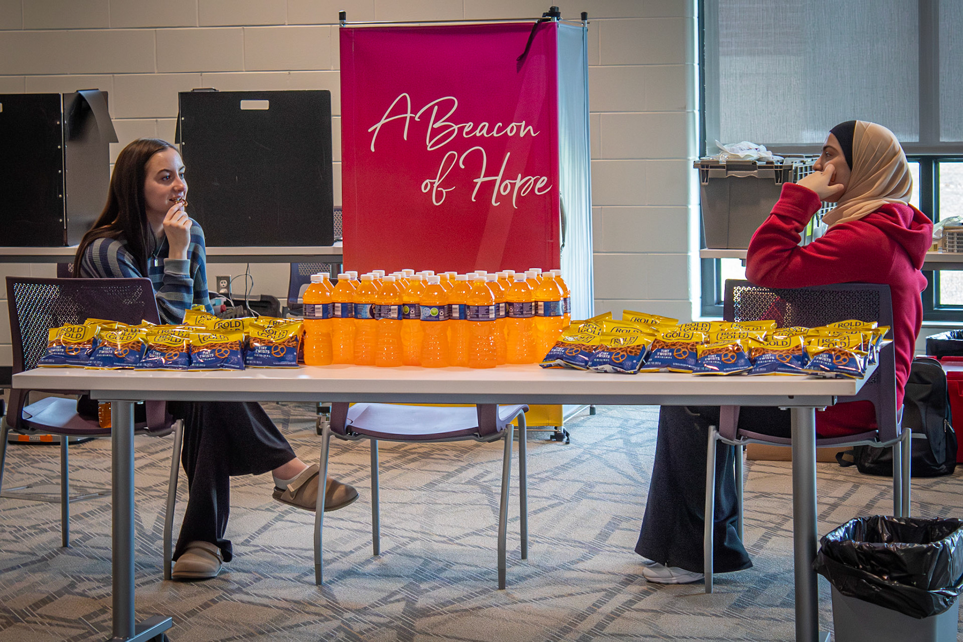 Lillian Jackson enjoys a snack and a drink with Yasmeen Ghannam before donating blood. (Photo by Chloe Smith)