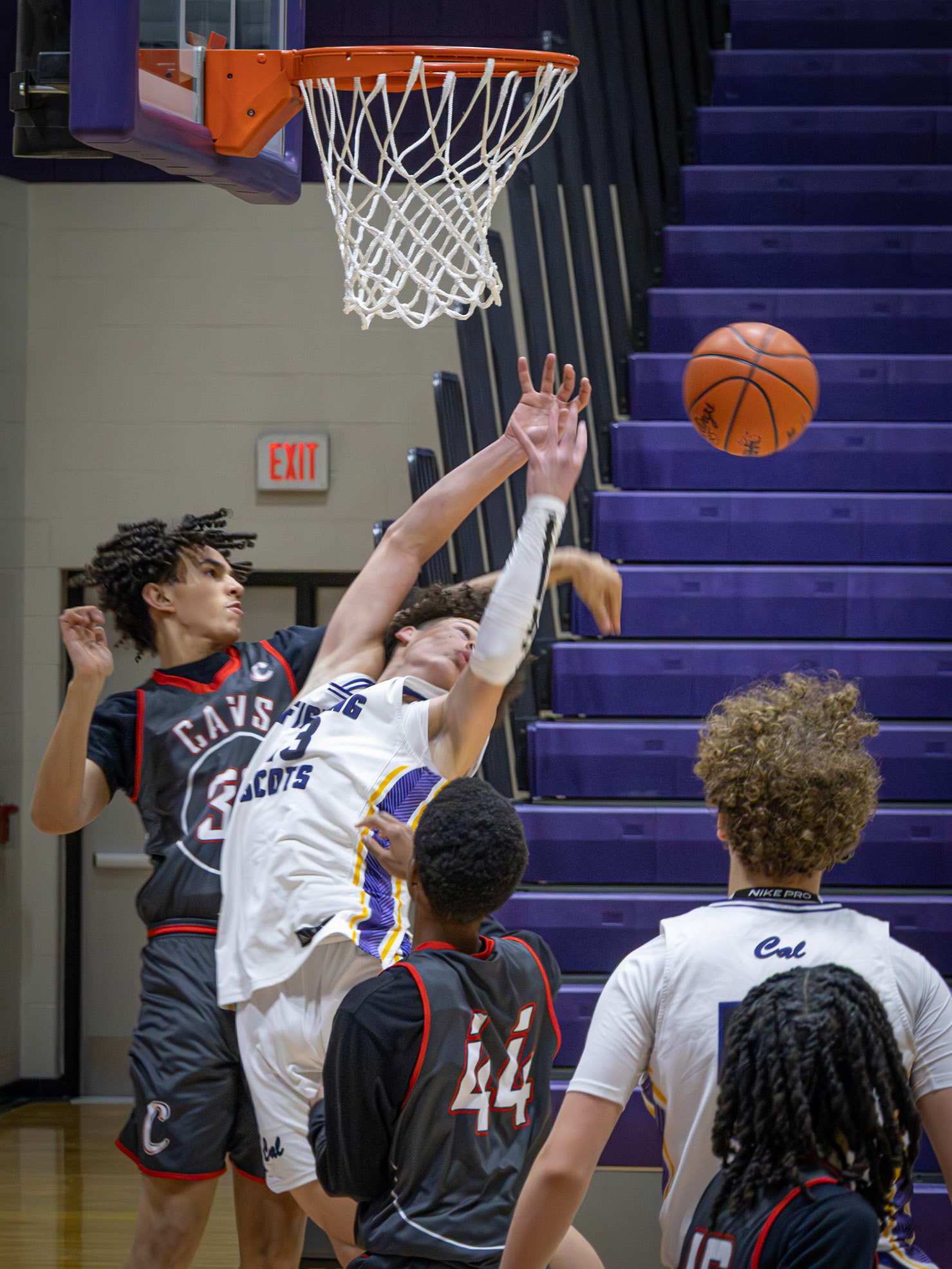 Levell Dunn fights to maintain possession. (Photo by Lena Gesing)
