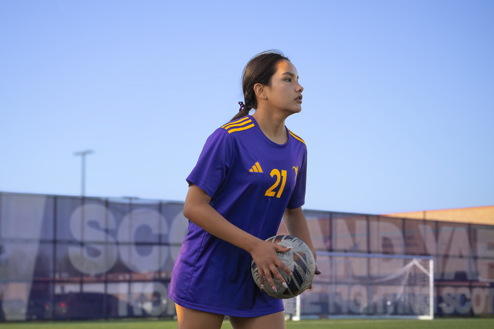 Jazmyn Thompson throws the ball back into play during the match. (Photo by Ava LaBine)
