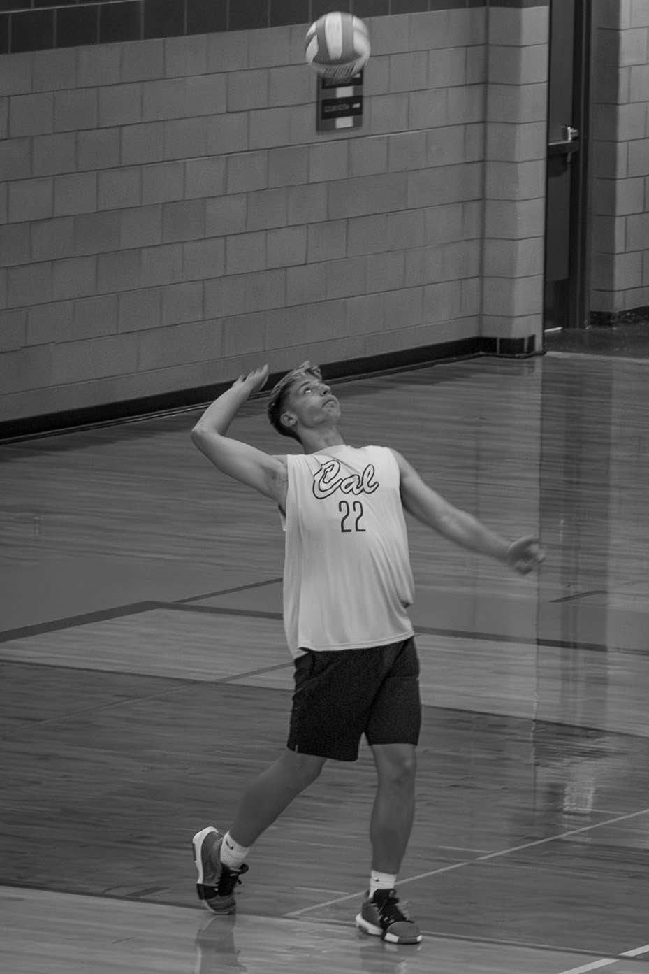 Brayden VanWyk winds up for a powerful serve, locked in and ready to set the tone for the game. (Photo By Natalia Teneyuque)