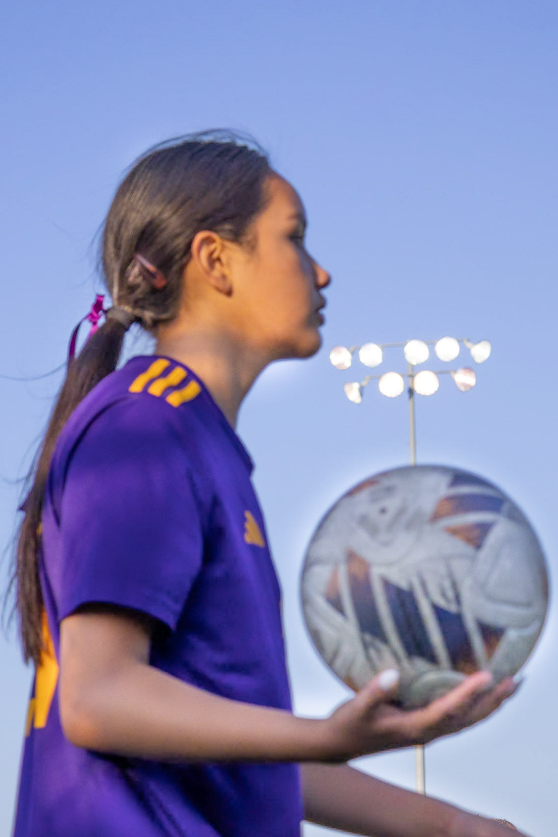 Jazmyn Thompson focused with the ball in hand. (Photo by Ava LaBine)