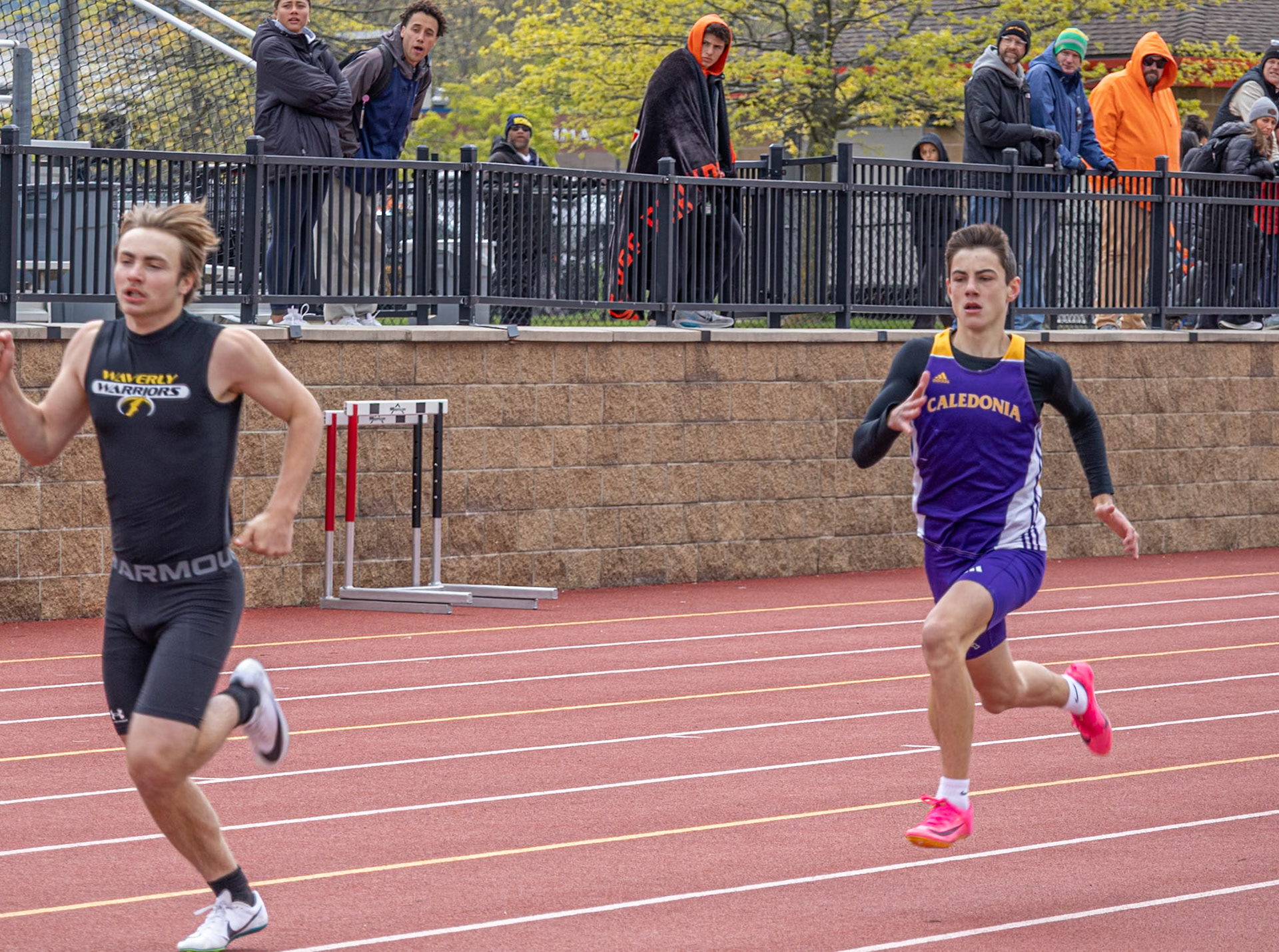 Tyler Hawkins powers through the 400 with strength and grit to the finish. (Photo by Mya VanderZwaag) (Photo by Mya VanderZwaag)
