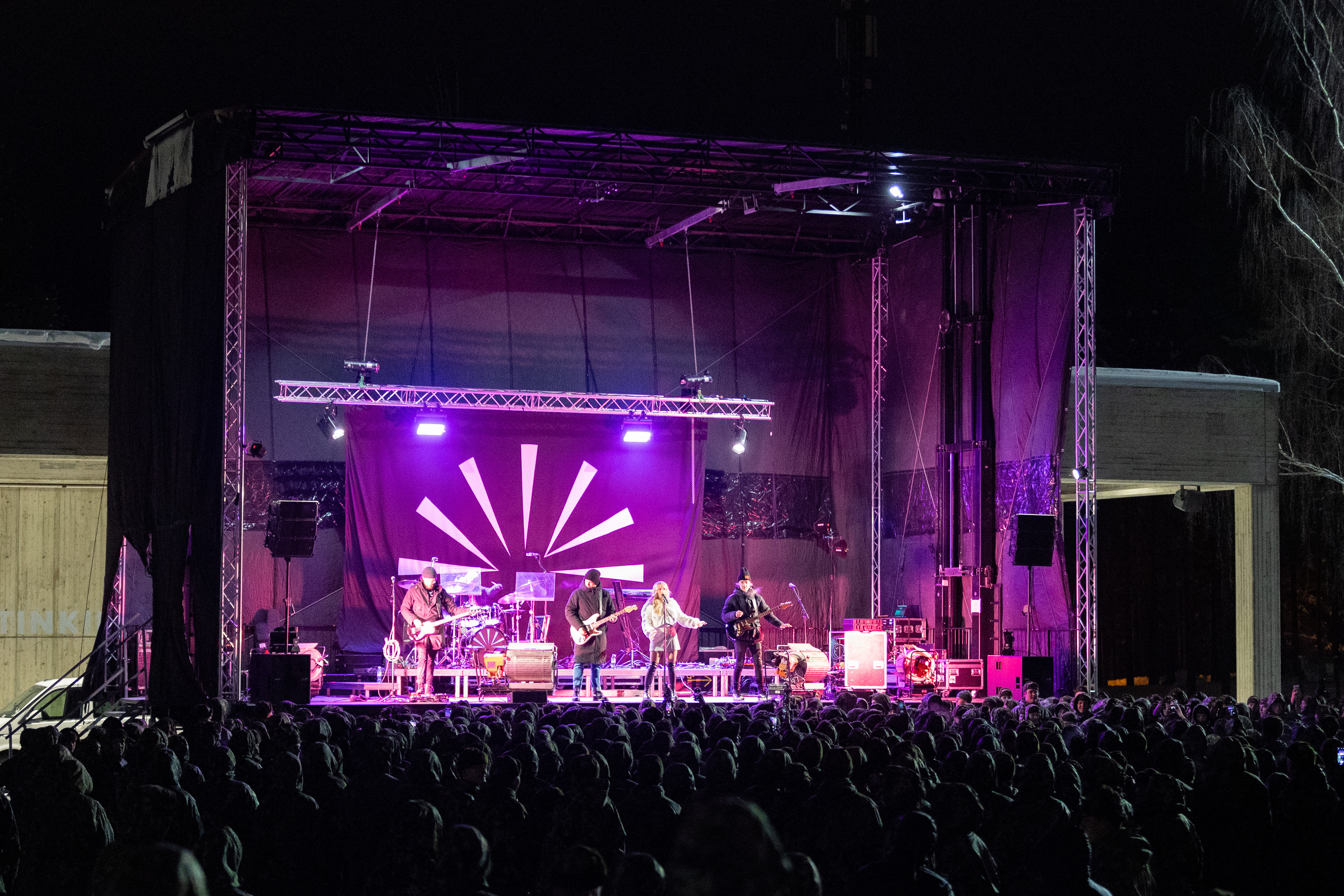 Musiikkiartisti Viivin kotiutumiskonsertti 2024 talvella varusmiehille