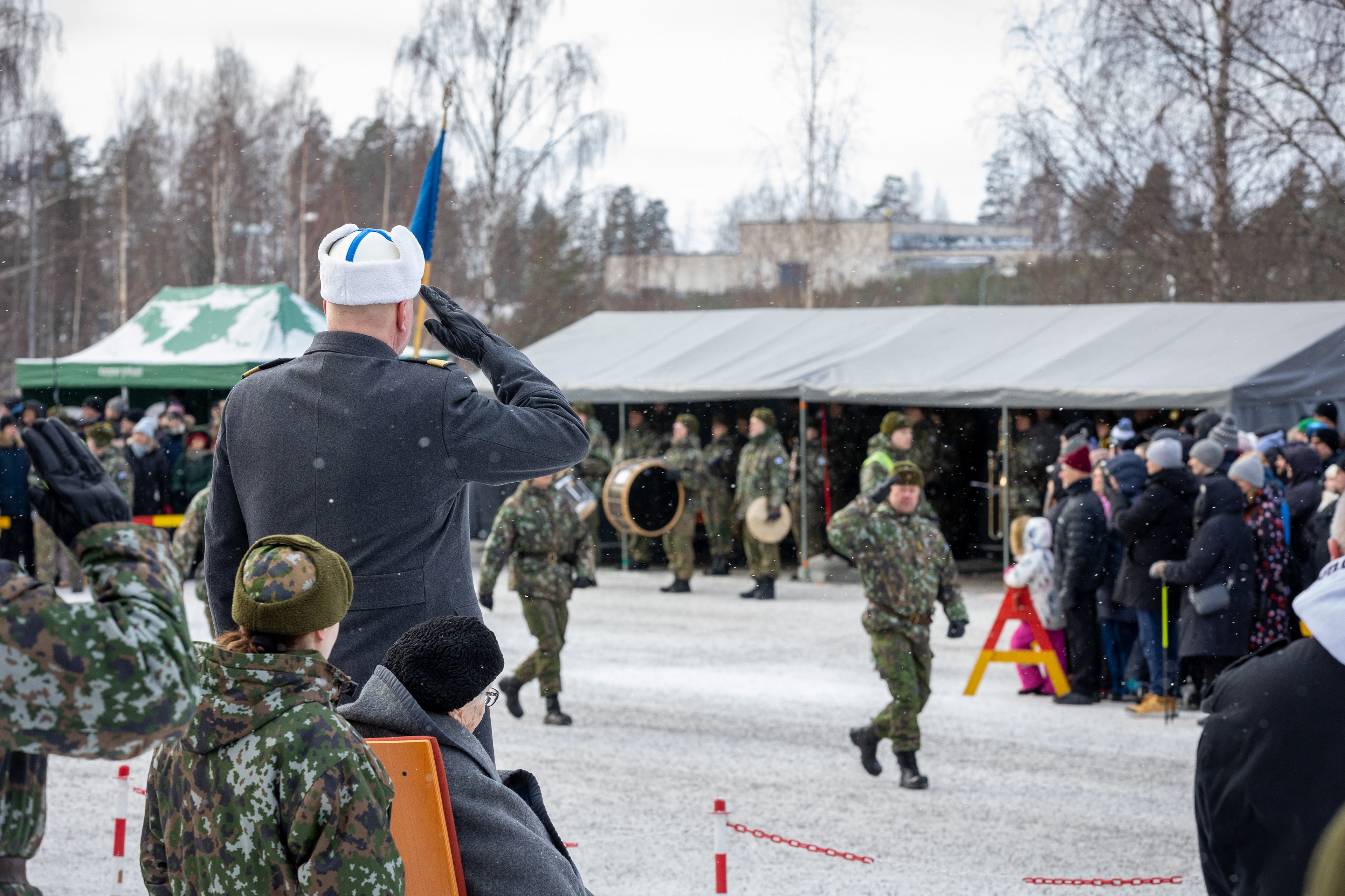 Karjalan Prikaatin komentaja Jyri Raitasalo lipattamassa valamarssille