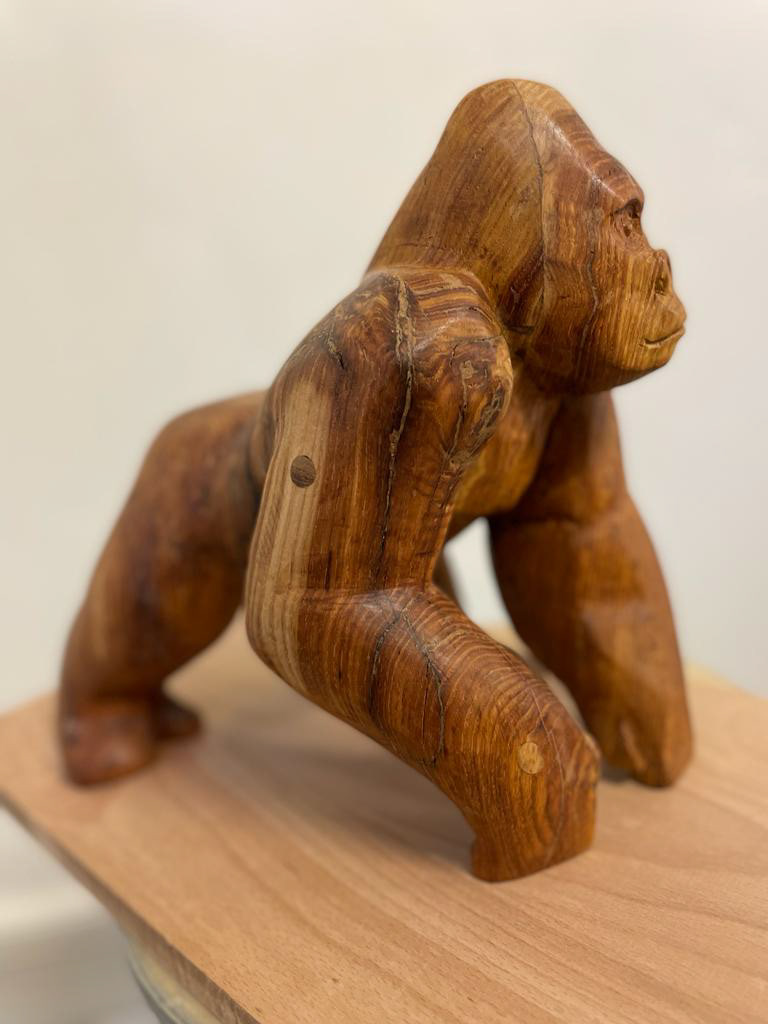 Holzfigur Gorilla Kastanienholz Figürliche Schnitzerei